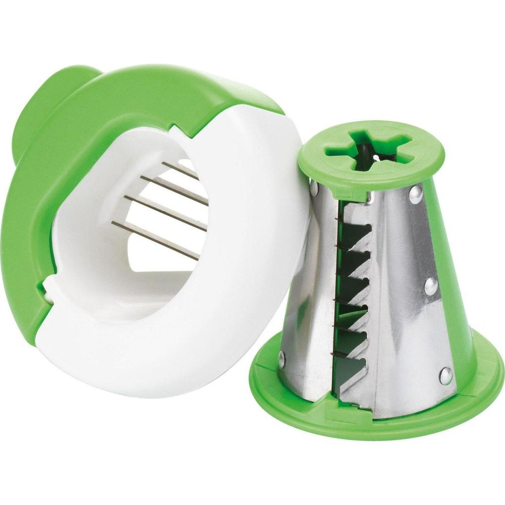 Affetta mela bianco e verde con lame in metallo, su sfondo bianco.
