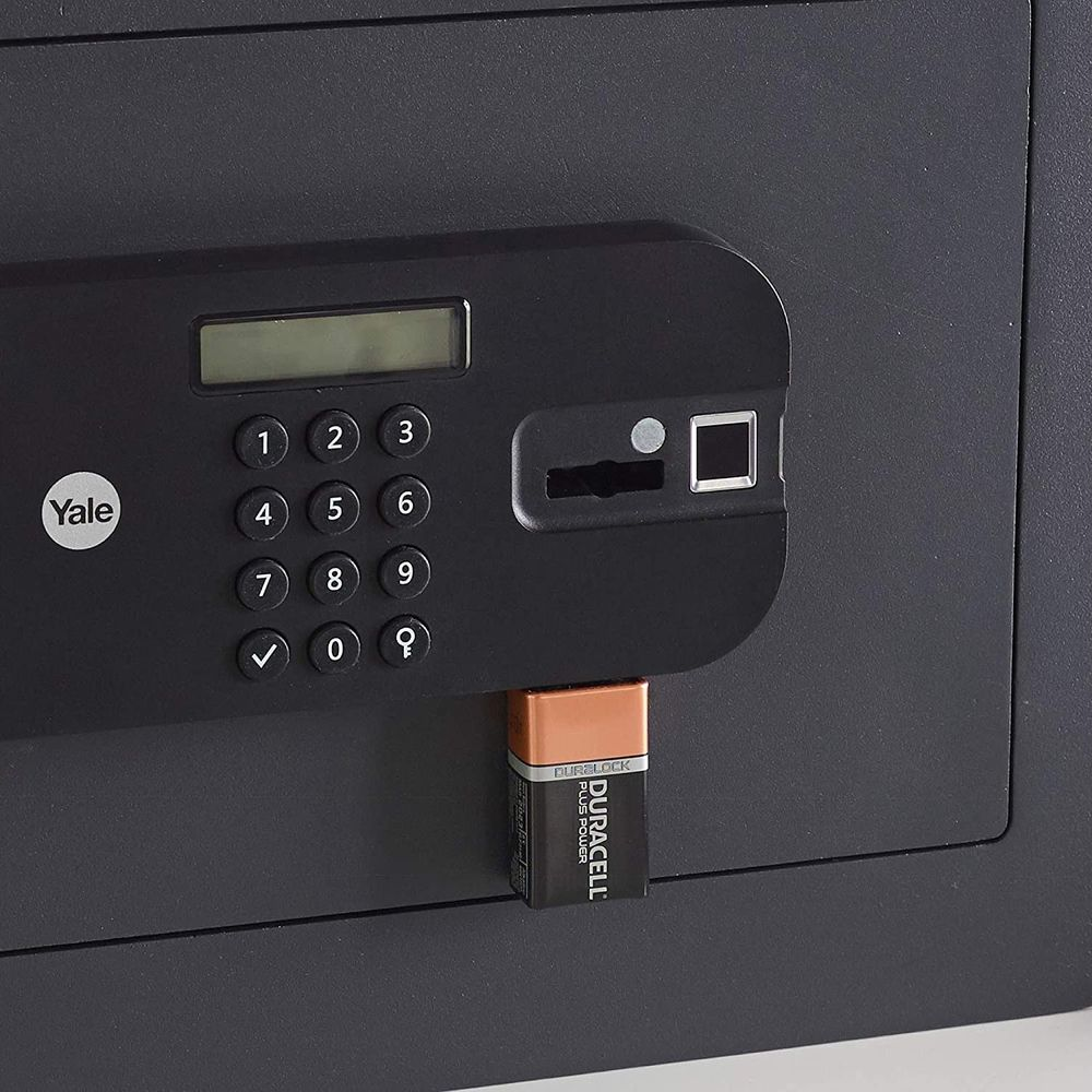 Una batería Duracell de 9V se inserta en una cerradura de caja fuerte Yale.