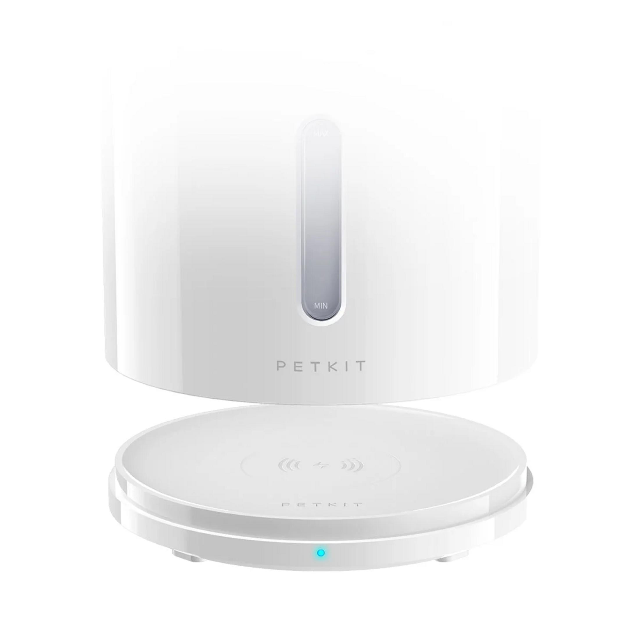 Un distributore automatico PETKIT bianco con indicatore di livello.