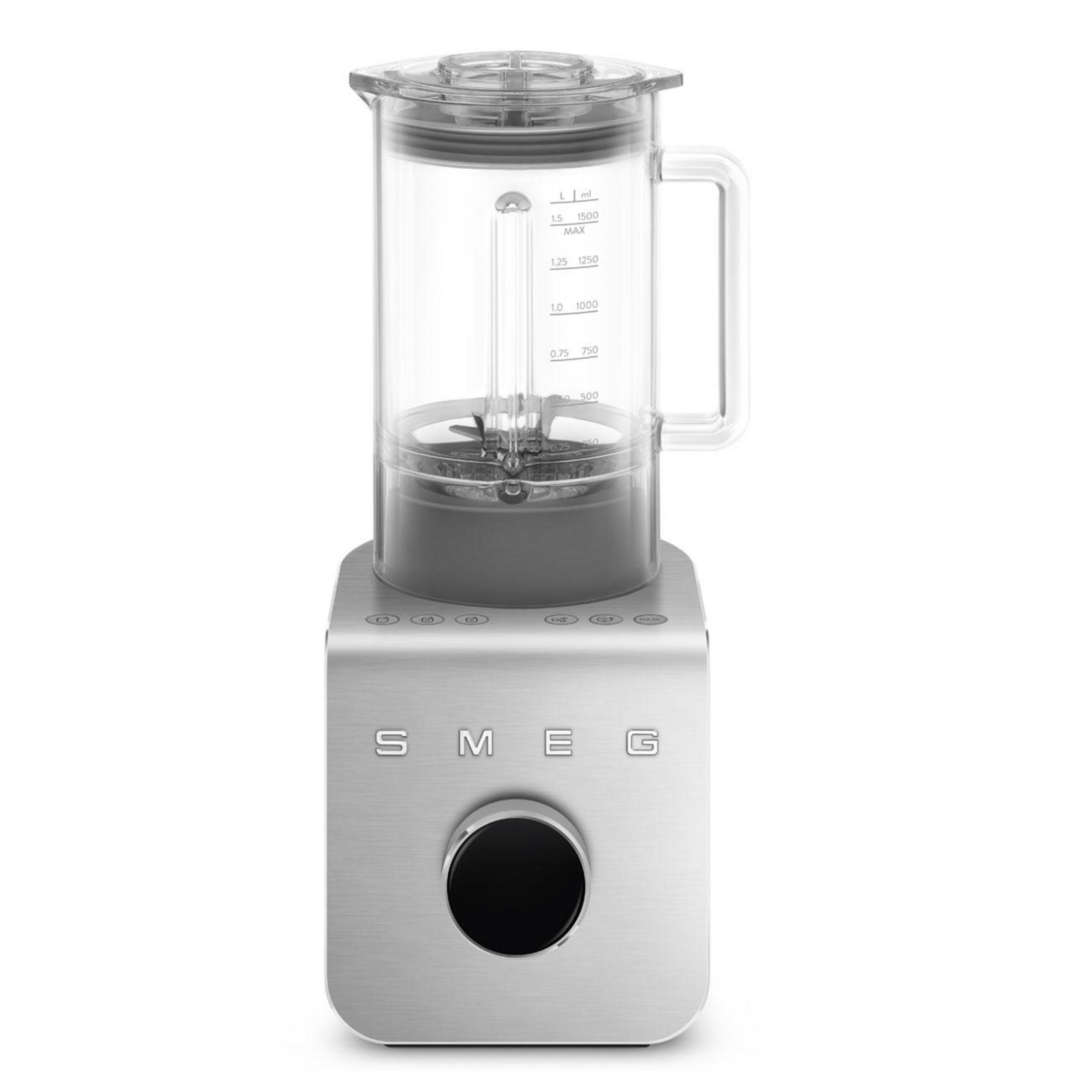Ein silberner SMEG-Standmixer mit transparentem Krug und Messskala.