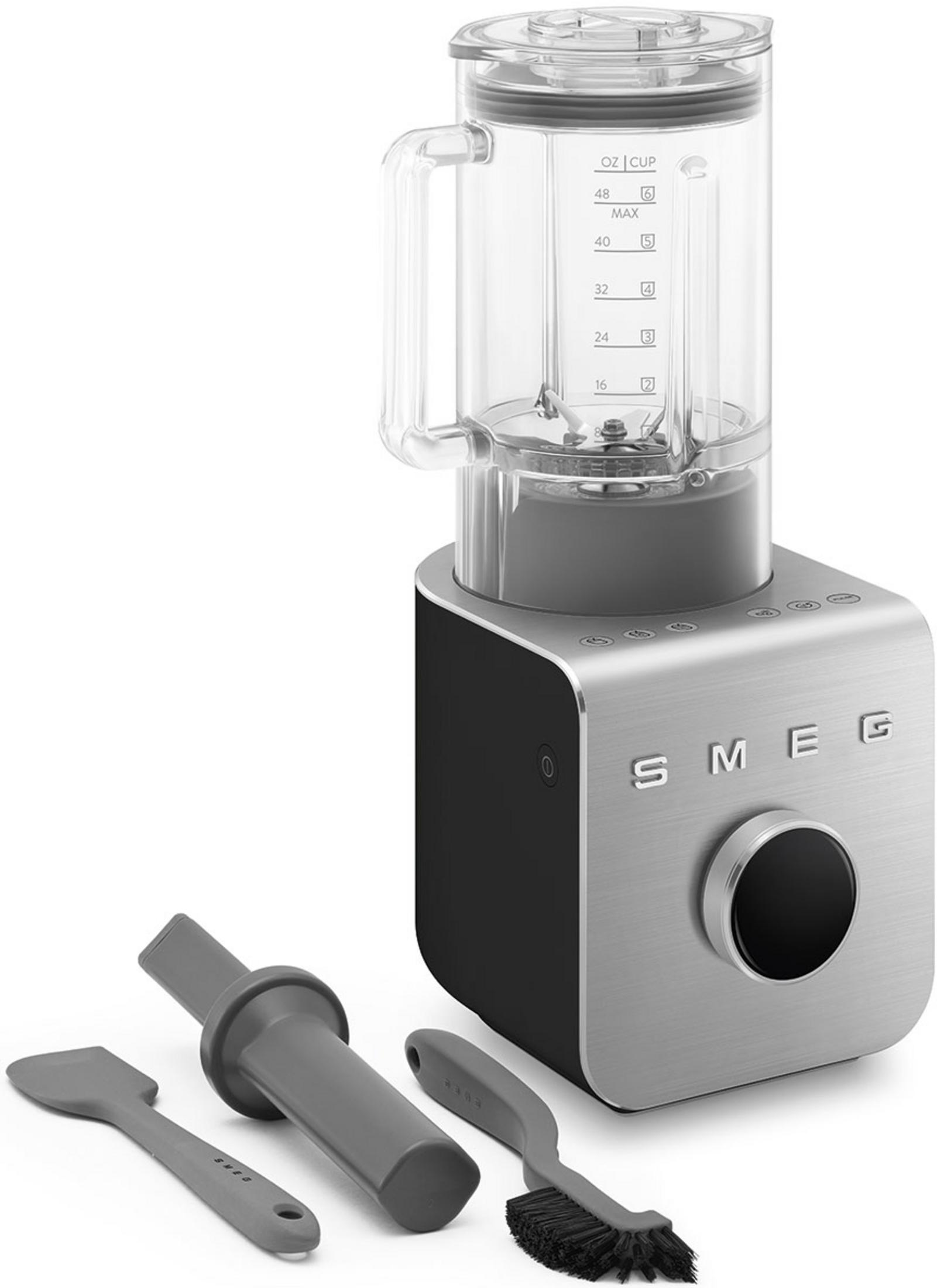 SMEG-Mixerbasis mit Krug und Zubehör: Spatel, Stopfer und Bürste.
