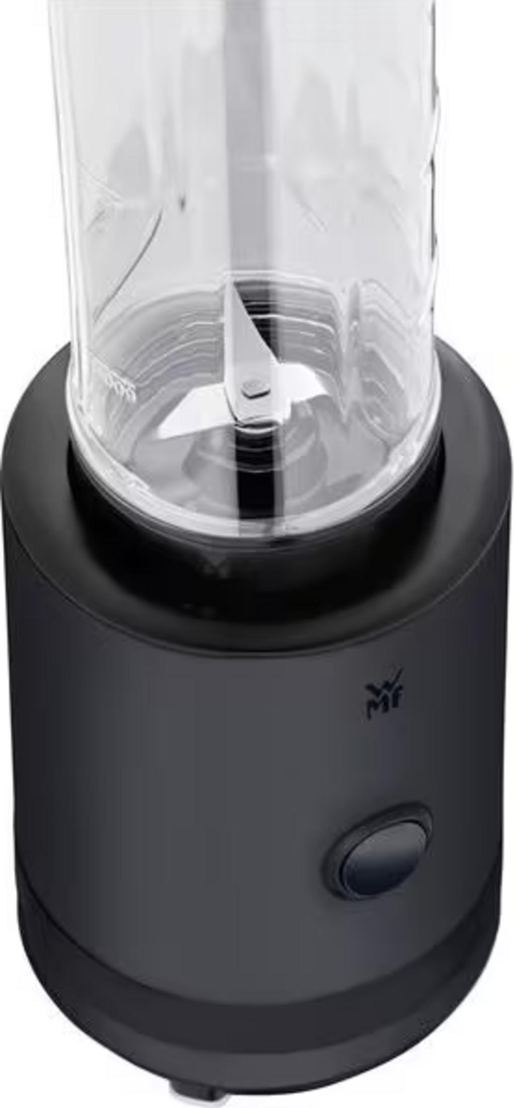 Nahaufnahme eines schwarzen Mixers mit transparentem Behälter und Messern.