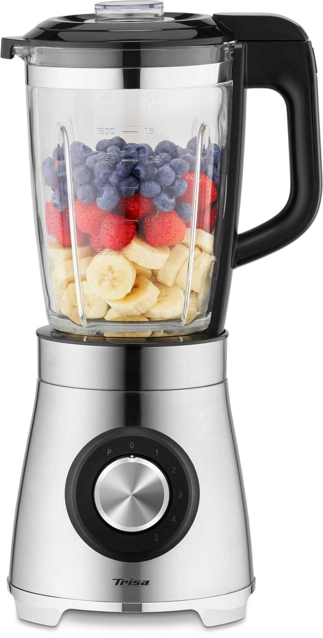 Ein Mixer mit Bananenscheiben, Erdbeeren und Blaubeeren im Glasbehälter.
