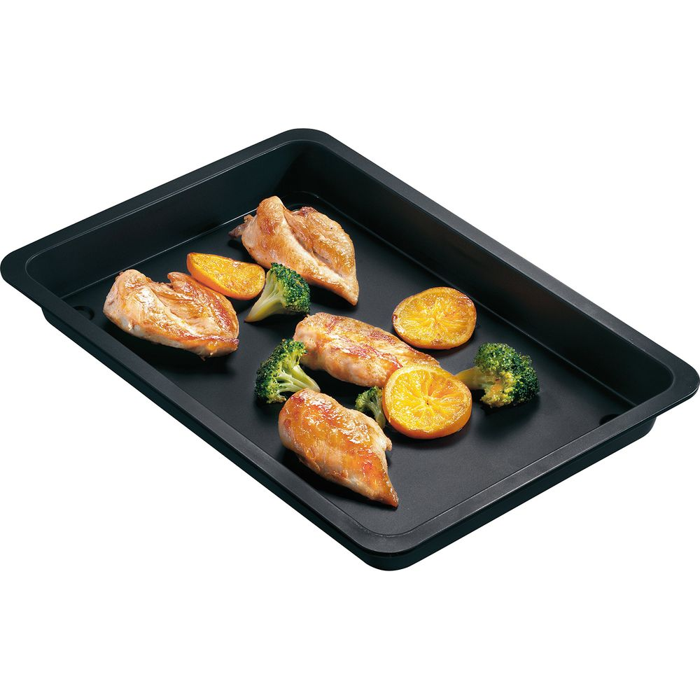Poulet rôti avec brocoli et oranges sur une plaque de cuisson.