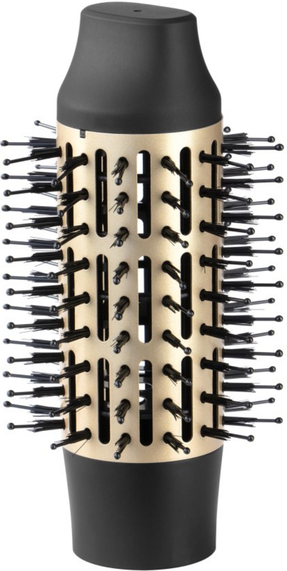 Una spazzola rotonda per capelli oro e nera con setole nere.