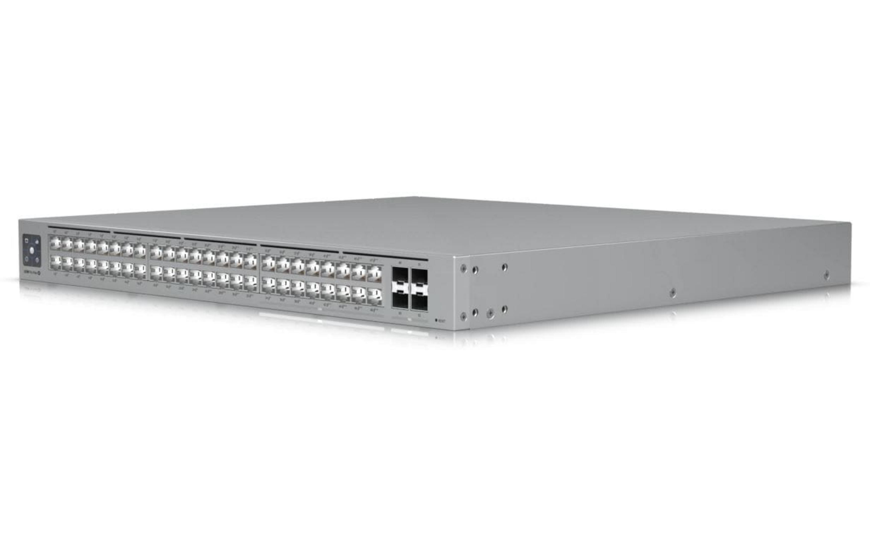 Uno switch di rete argentato con molte porte e due porte più grandi sul davanti.