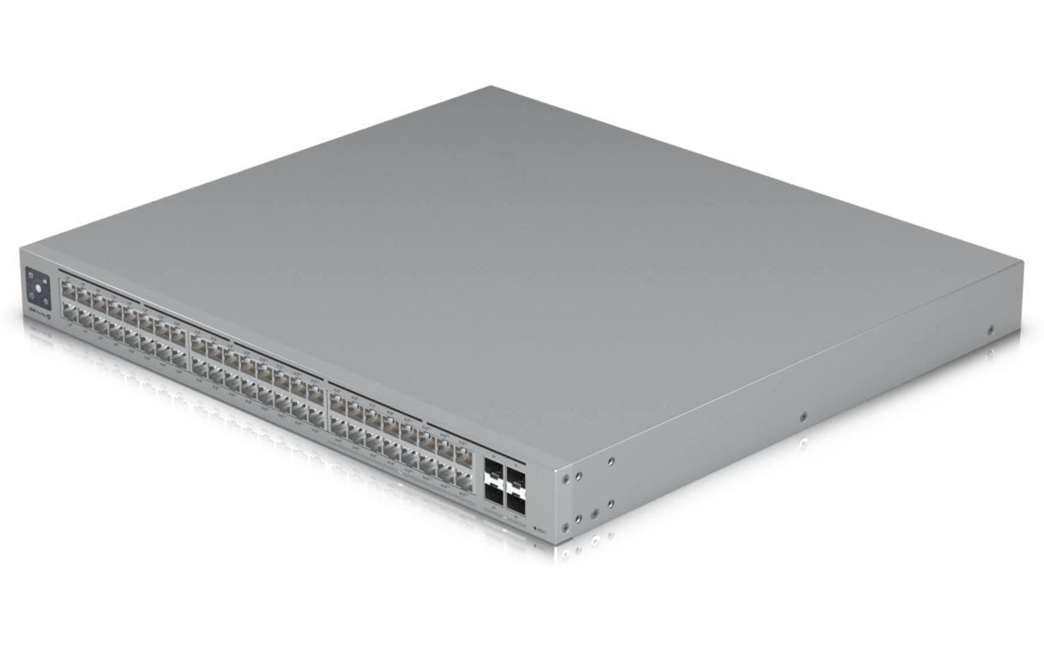 Uno switch di rete argentato con molte porte sul pannello frontale.