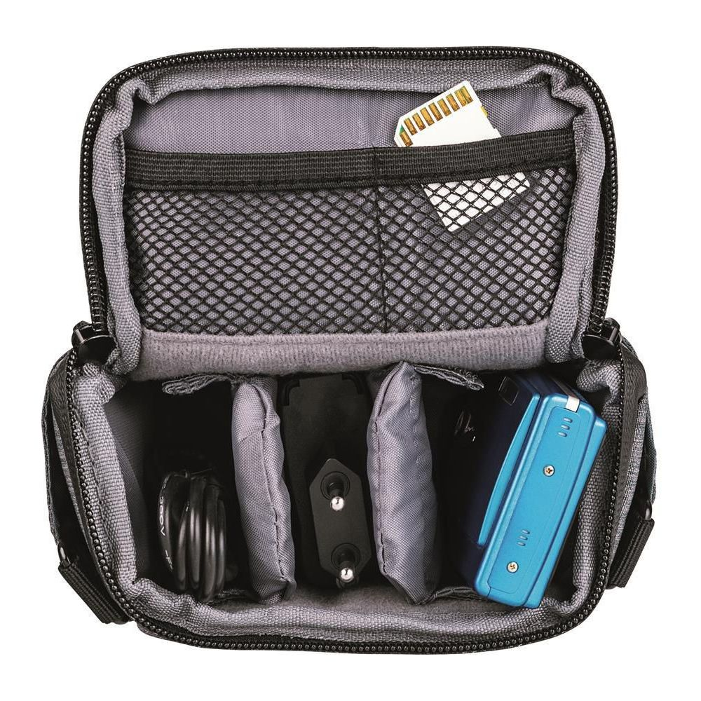 Borsa per fotocamera aperta con scheda SD, cavi e dispositivo blu.