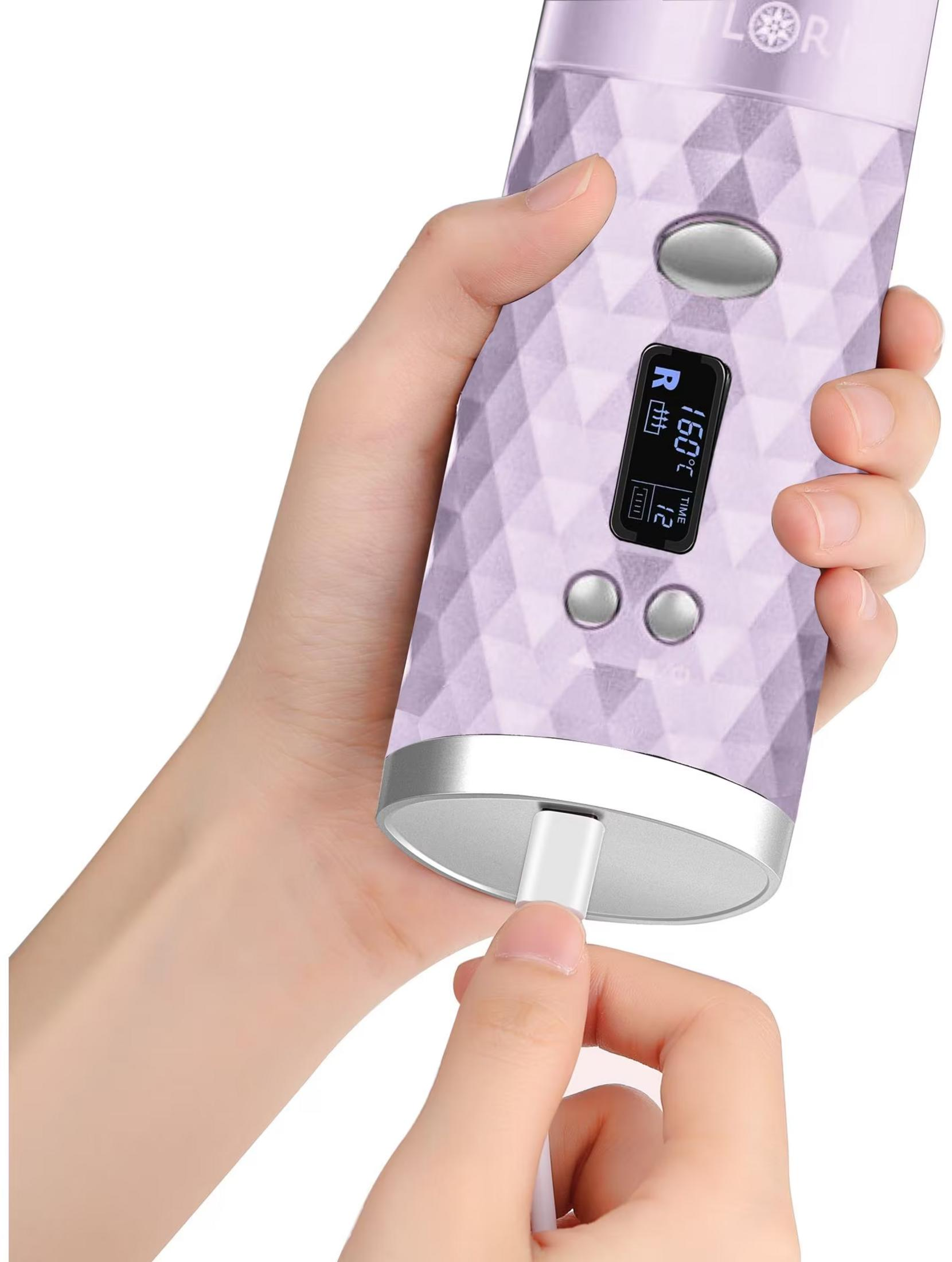 Eine Hand steckt ein weißes USB-Kabel in ein lila Gerät mit Display.