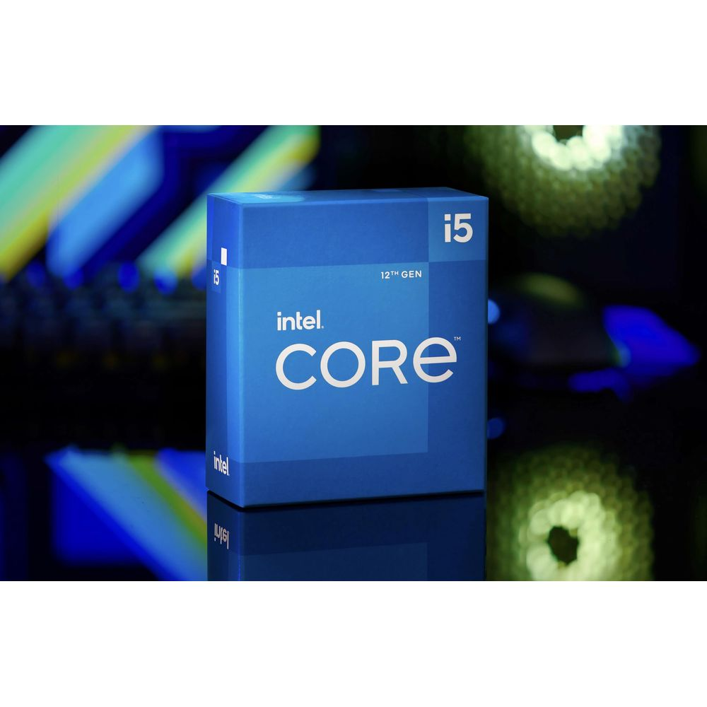 Pudełko procesora Intel Core i5 na ciemnym tle ze światłami.