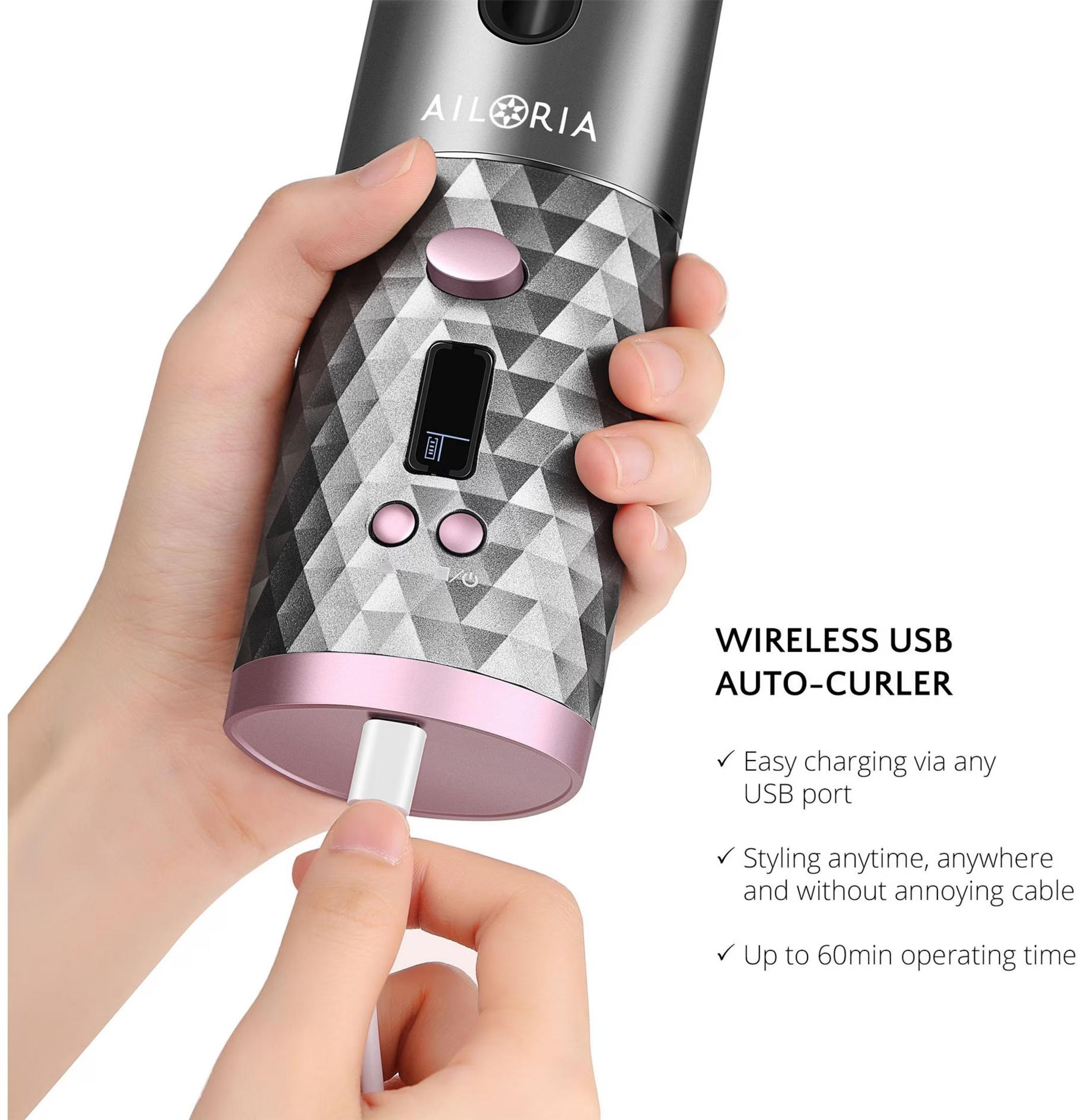 Una mano sostiene un rizador automático inalámbrico que se carga por USB.