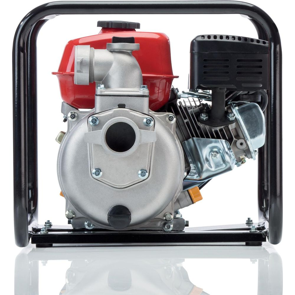 Un moteur de pompe à eau argenté avec réservoir rouge et cadre noir.