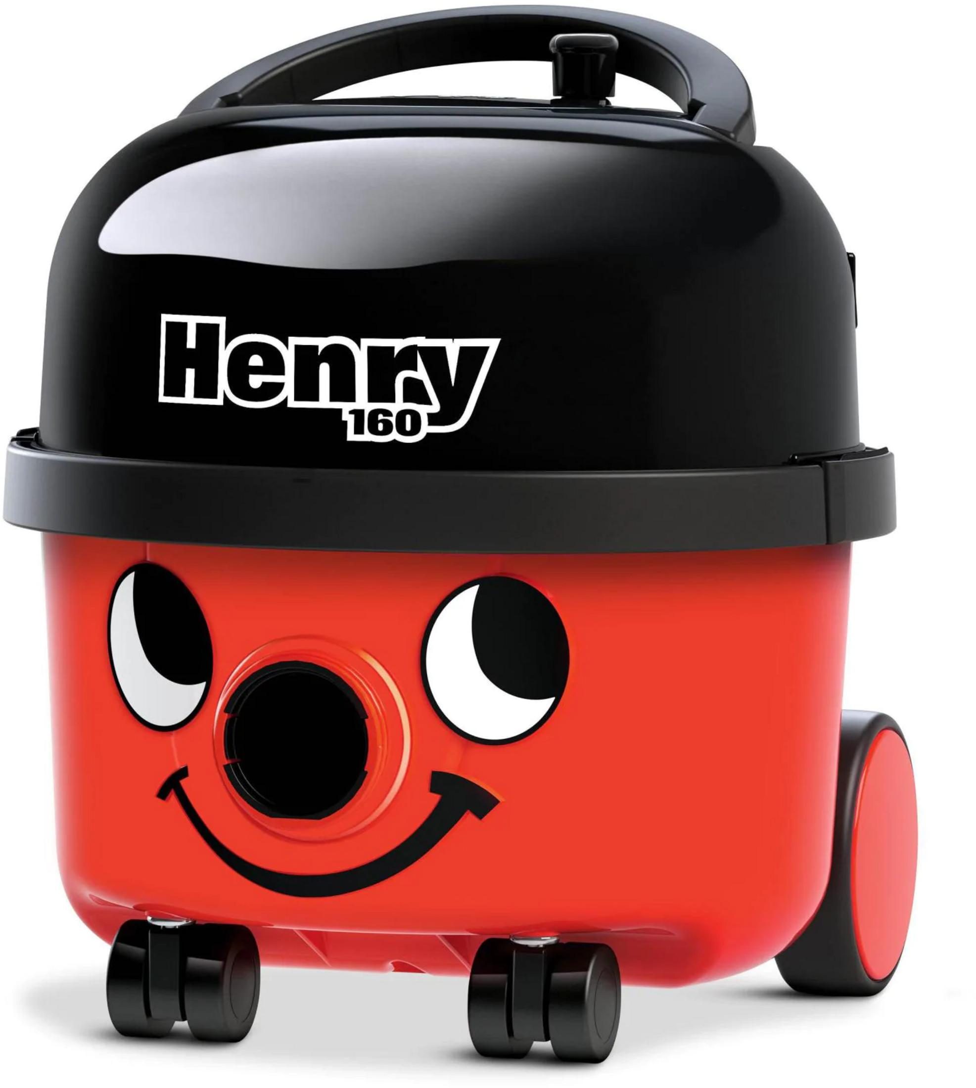 Un aspirapolvere rosso Henry con coperchio e faccia neri, su ruote.