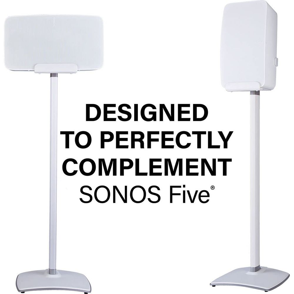 Twee witte luidsprekerstandaards met Sonos Five luidsprekers.