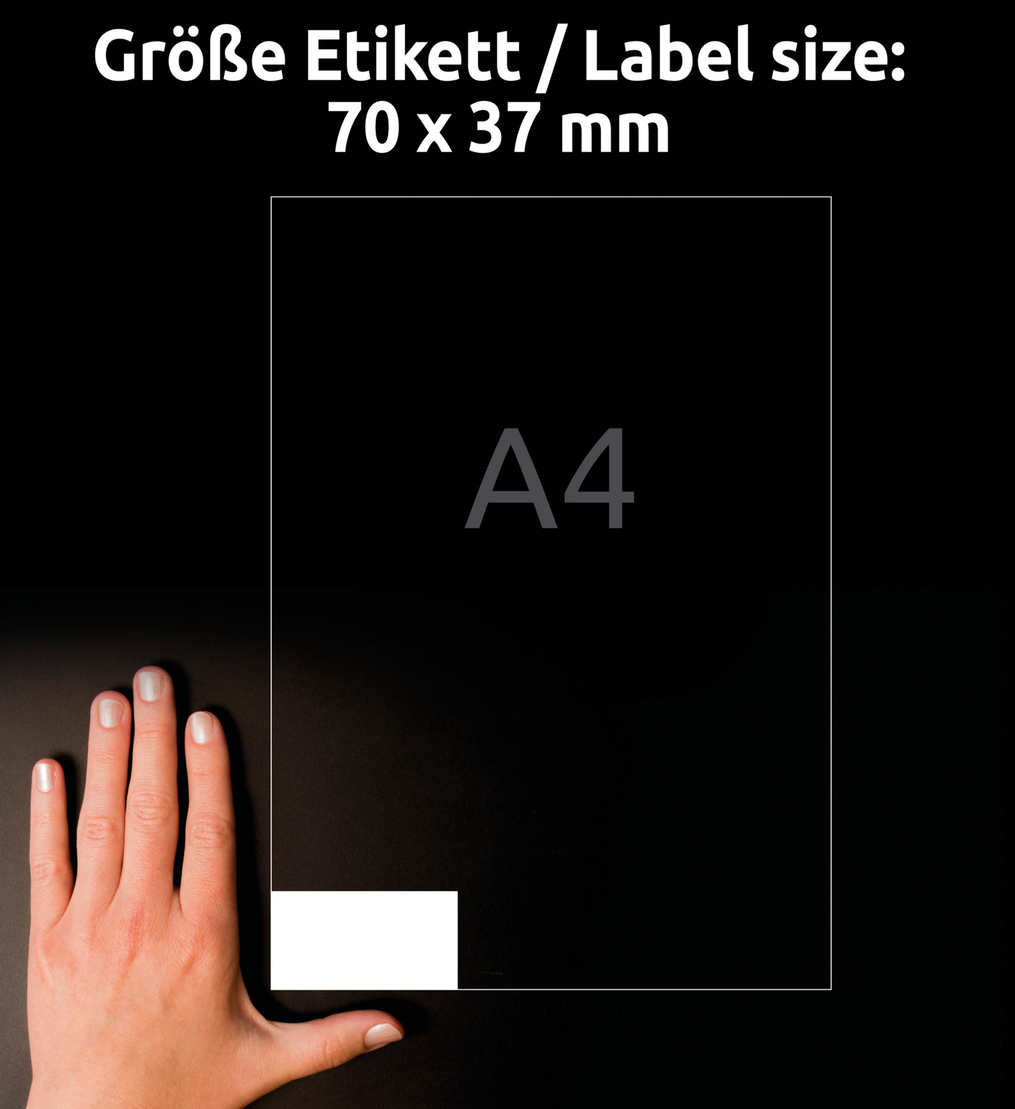 Eine Hand liegt neben einem schwarzen Blatt Papier mit "A4" und Größenangaben.
