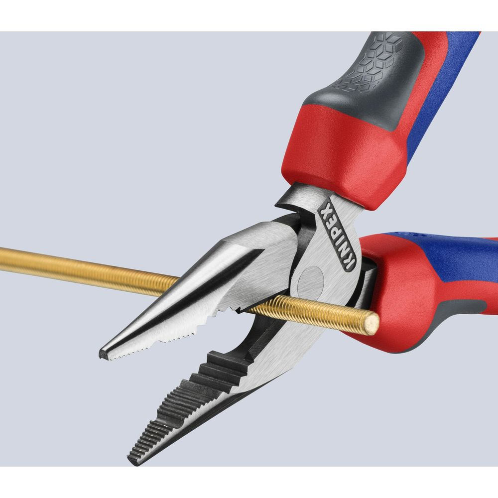 Combinatietang met rood en blauw handvat klemt een gouden draadstang vast.