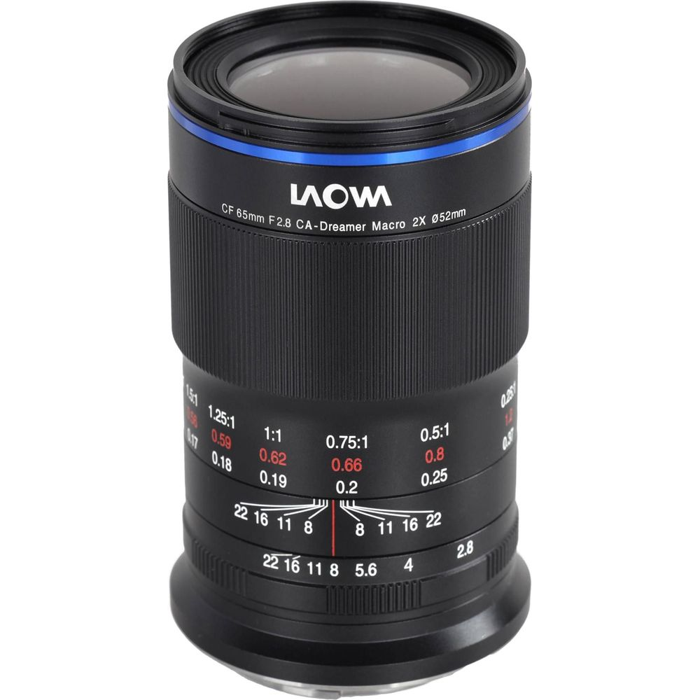 Ein LAOWA CF 65mm Makroobjektiv mit blauen Akzenten und Skalen.