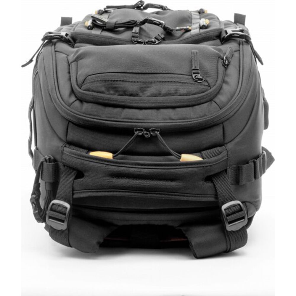 Una mochila negra de tela con múltiples bolsillos y correas, sobre fondo blanco.