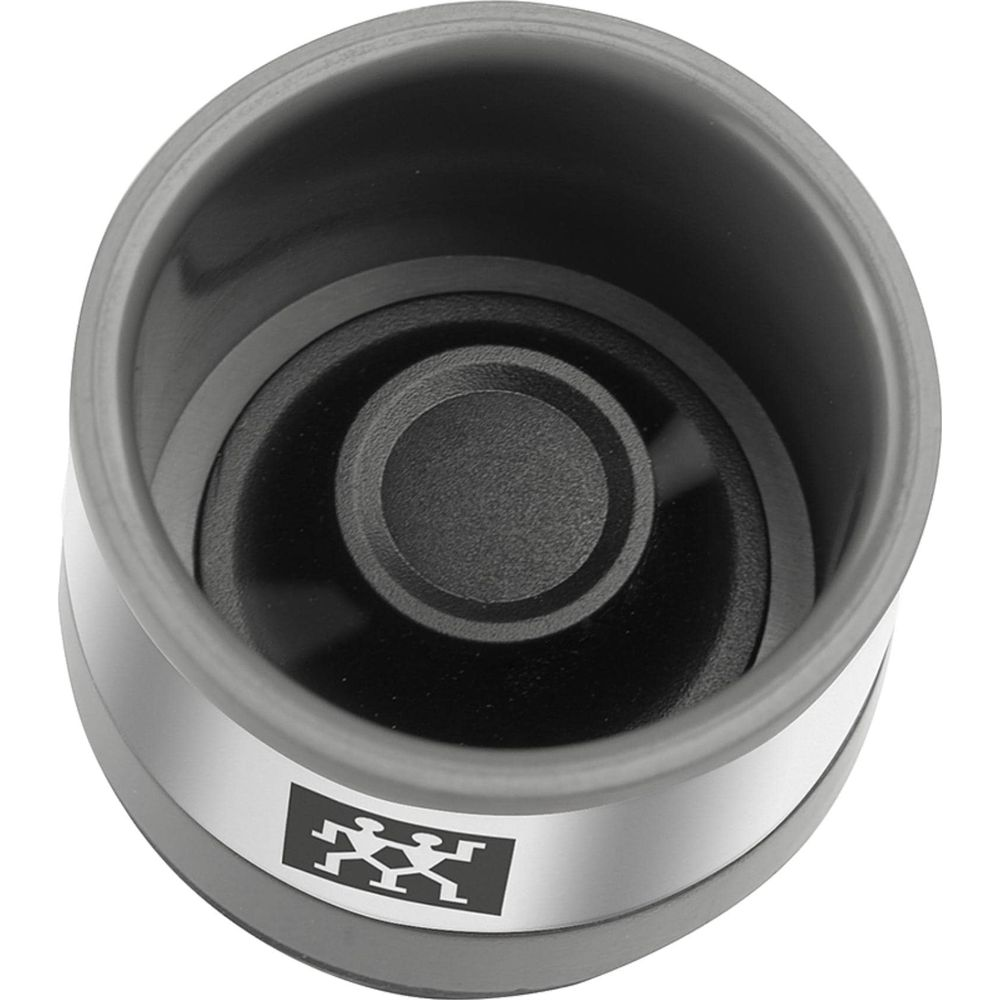 Contenedor gris con inserción negra y banda plateada con logo.