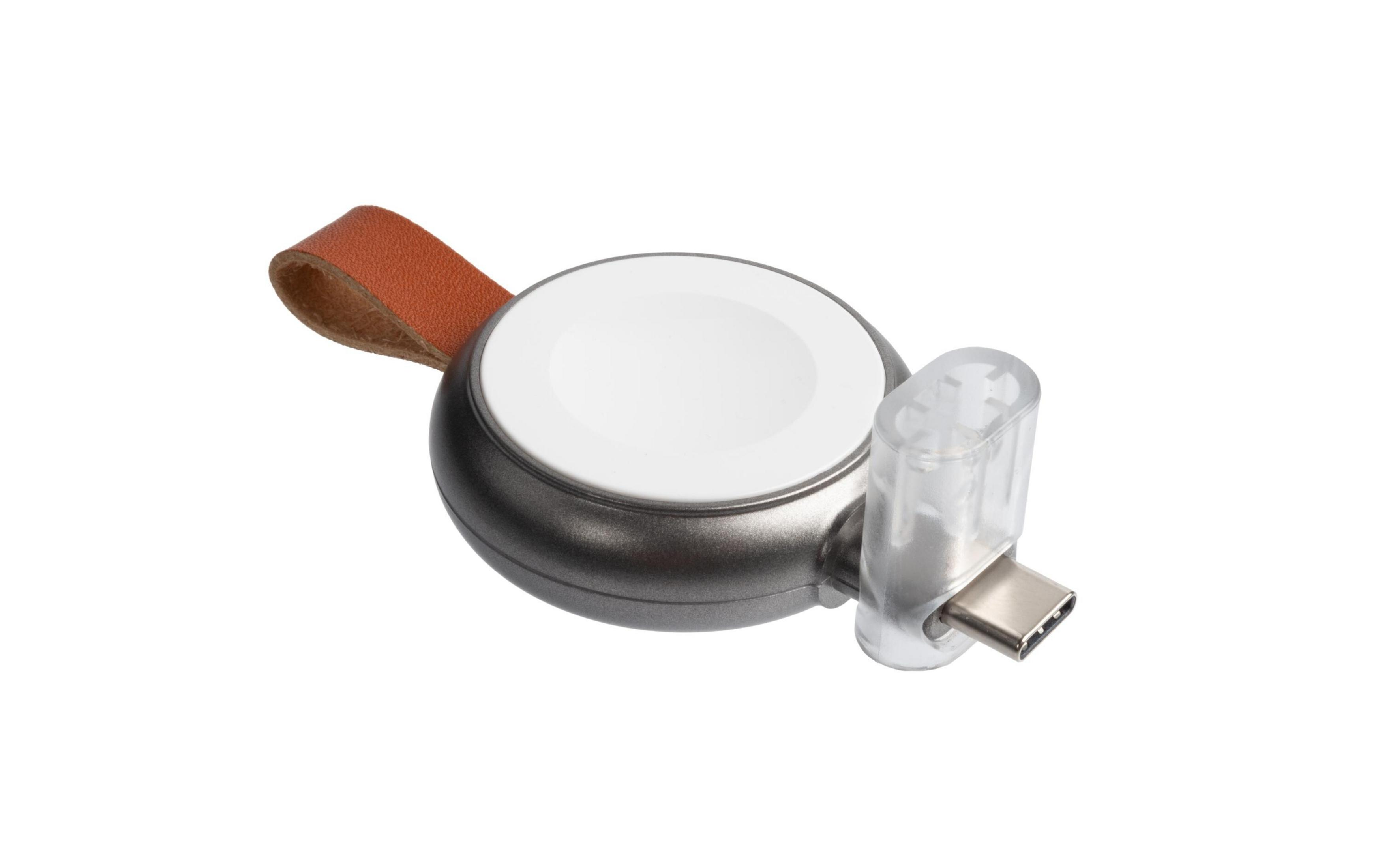 Ein grauer Ladeadapter mit brauner Lederschlaufe und USB-C-Stecker.