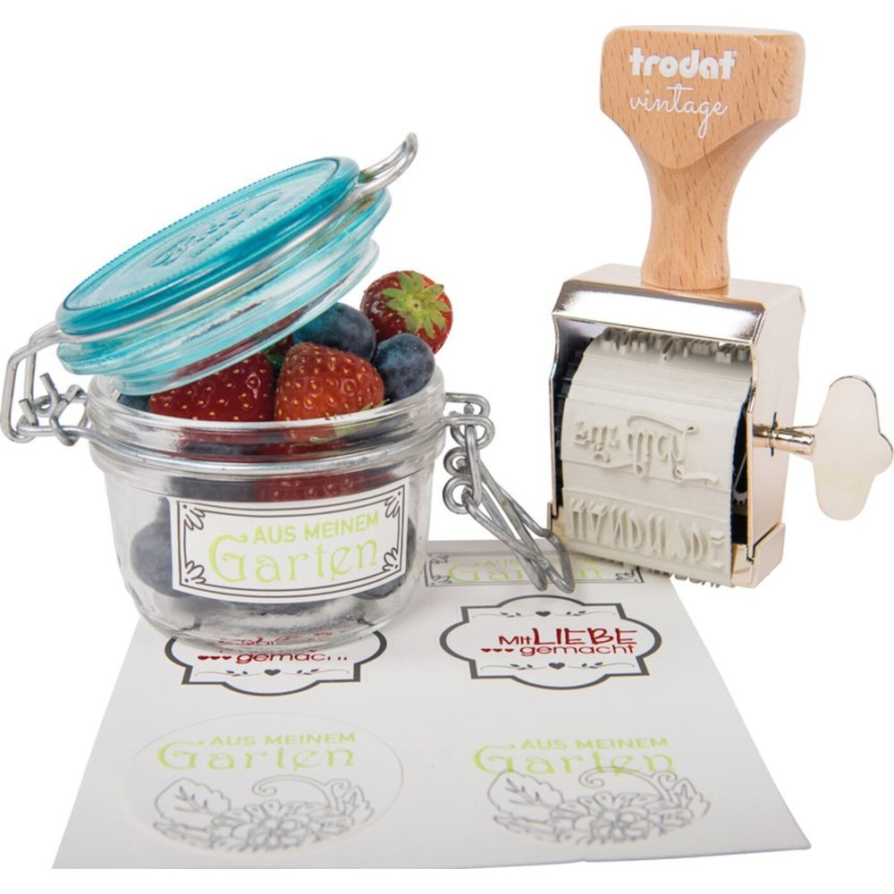 Ein Glas mit Beeren und ein Stempel mit Aufklebern.