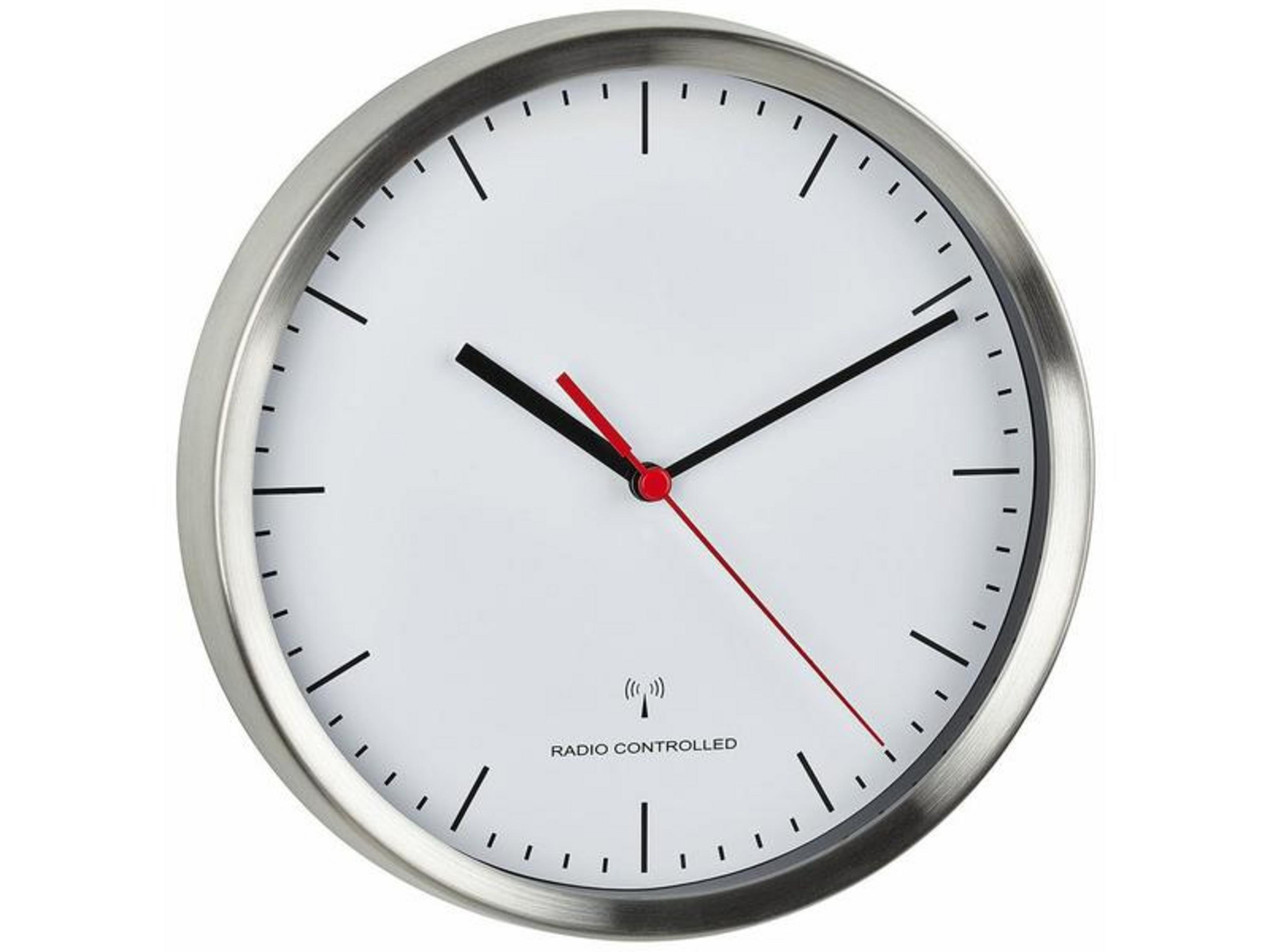 Eine weiße Wanduhr mit silbernem Rahmen und schwarzen Zeigern.