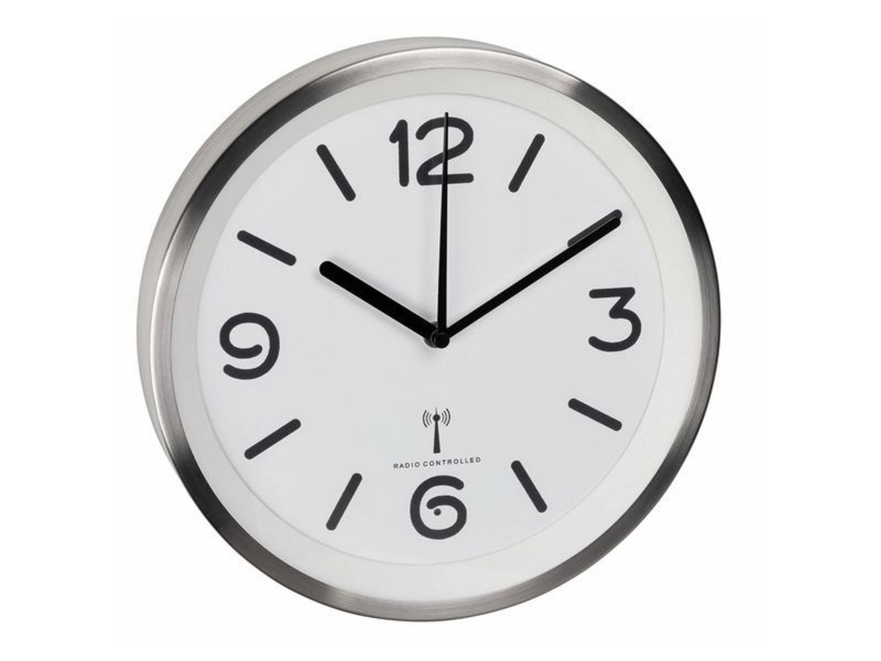 Eine weiße Wanduhr mit silbernem Rahmen und schwarzen Zeigern.