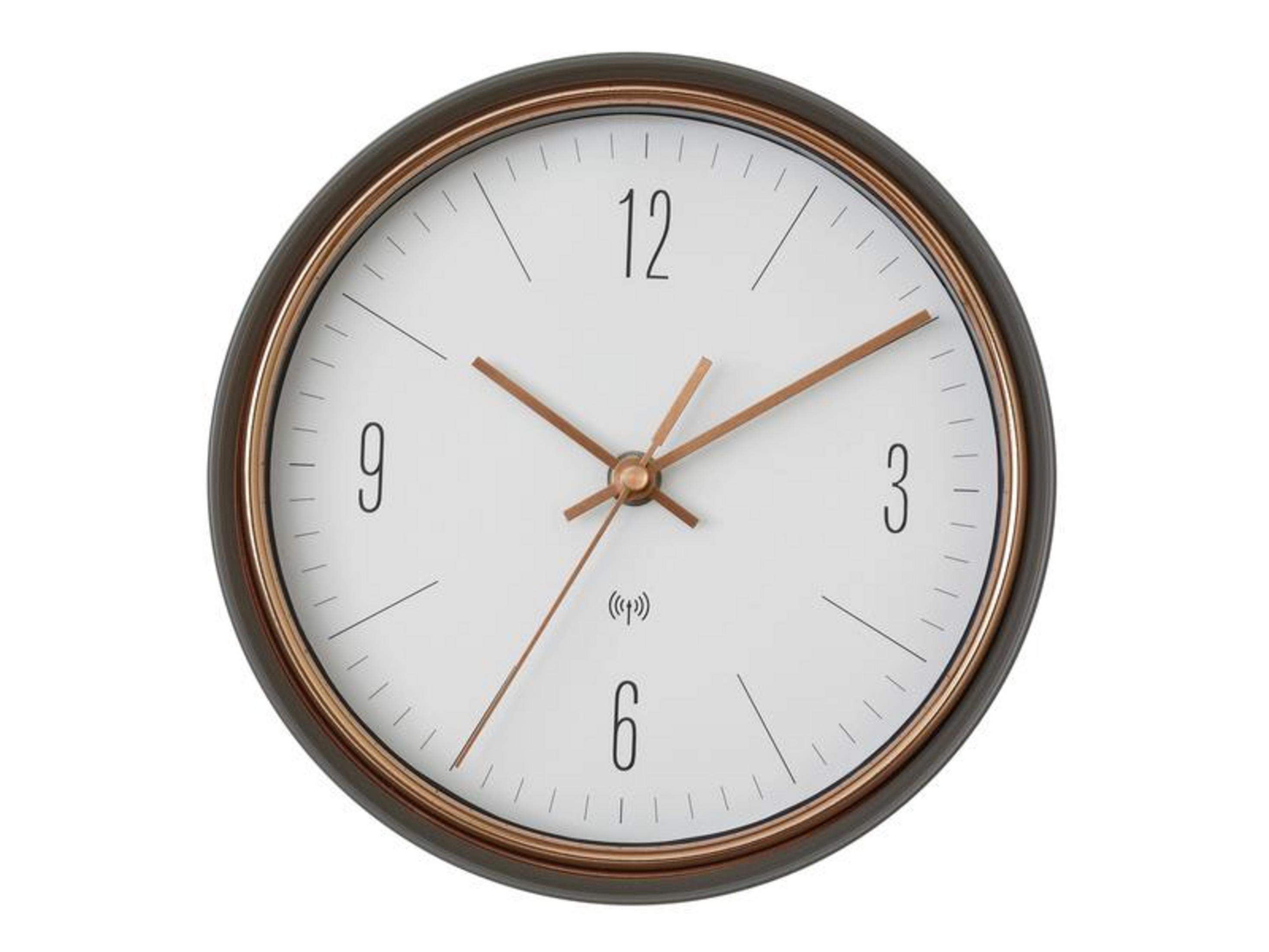 Eine runde Wanduhr mit einem weißen Zifferblatt, schwarzen Zahlen und kupferfarbenen Zeigern.