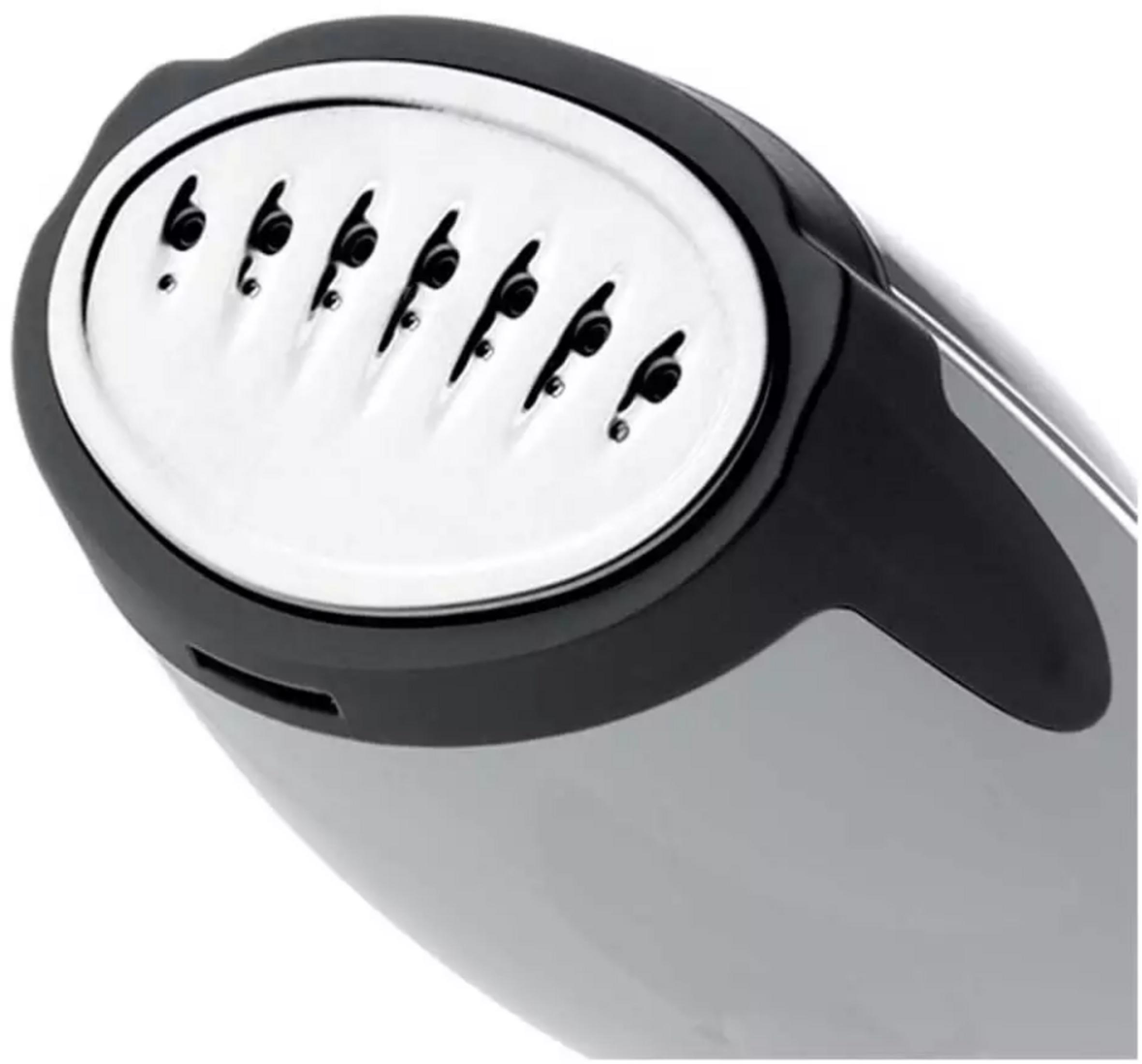 Zbliżenie stopy żelazka parowego z sześcioma otworami parowymi.