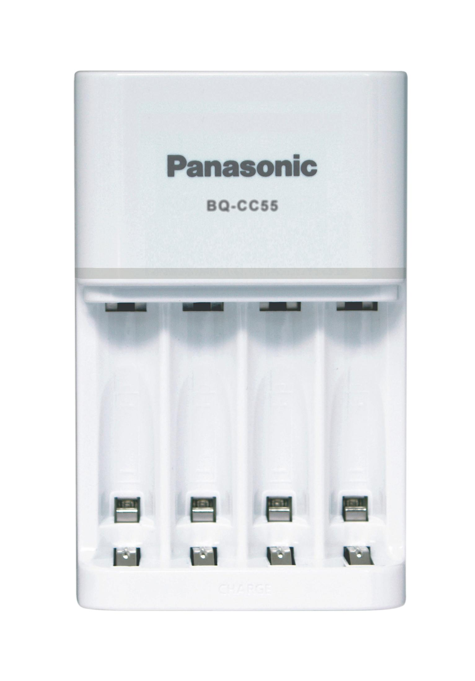 Ein weißes Panasonic Ladegerät mit vier Schlitzen für Batterien.