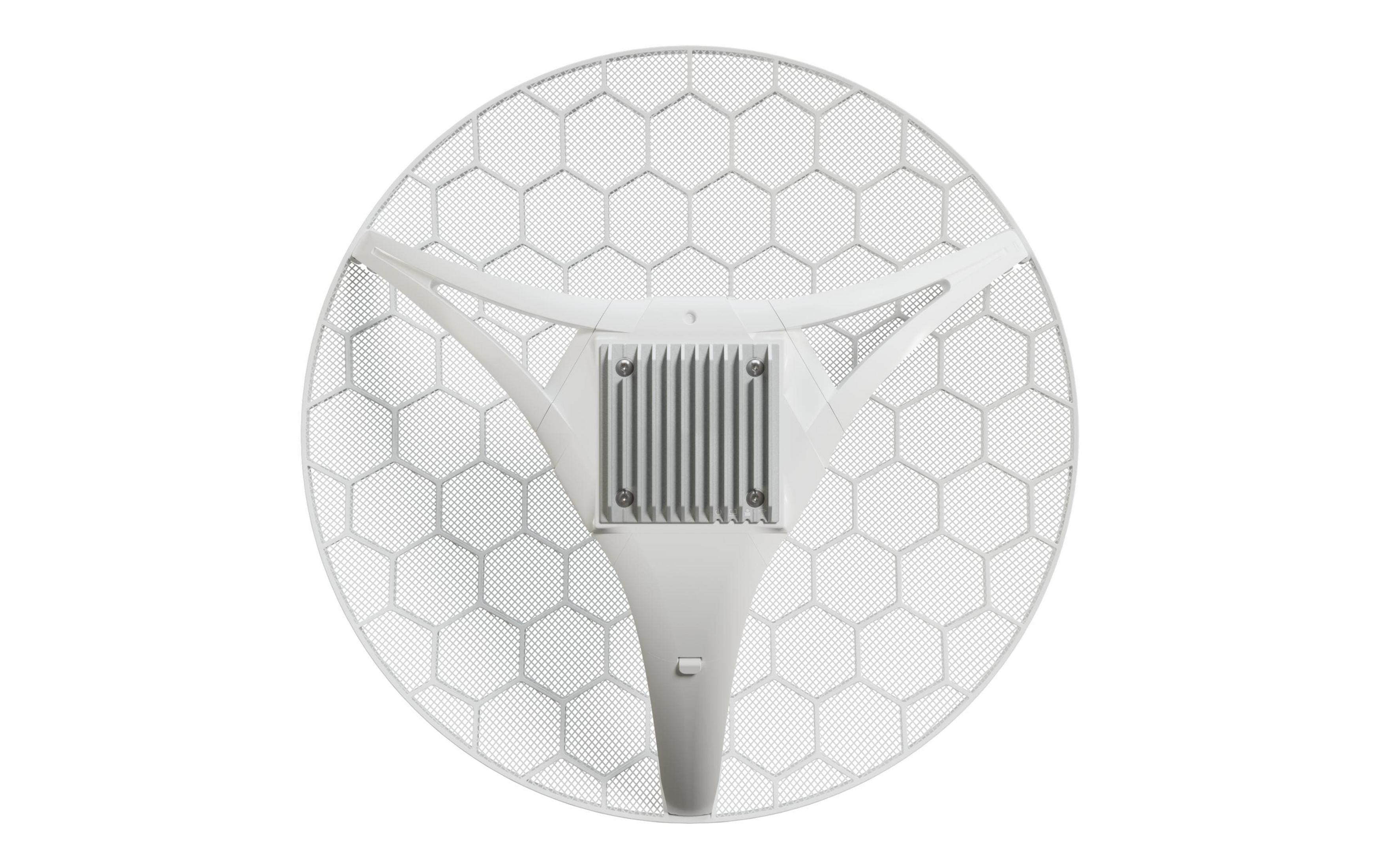 Un reflector blanco con patrón de panal y disipadores de calor en el centro.