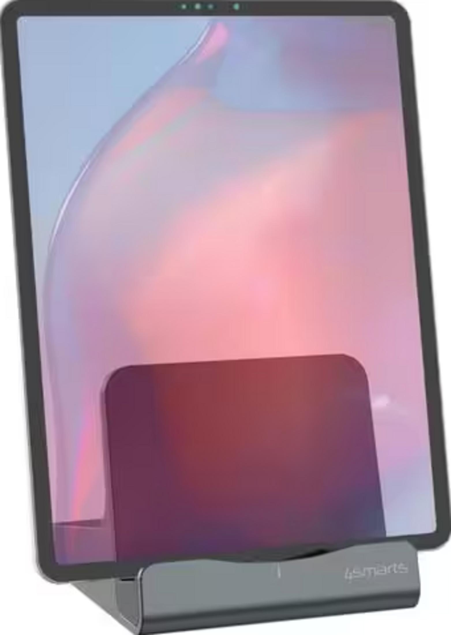 Un tablet su un supporto grigio con sfondo colorato.