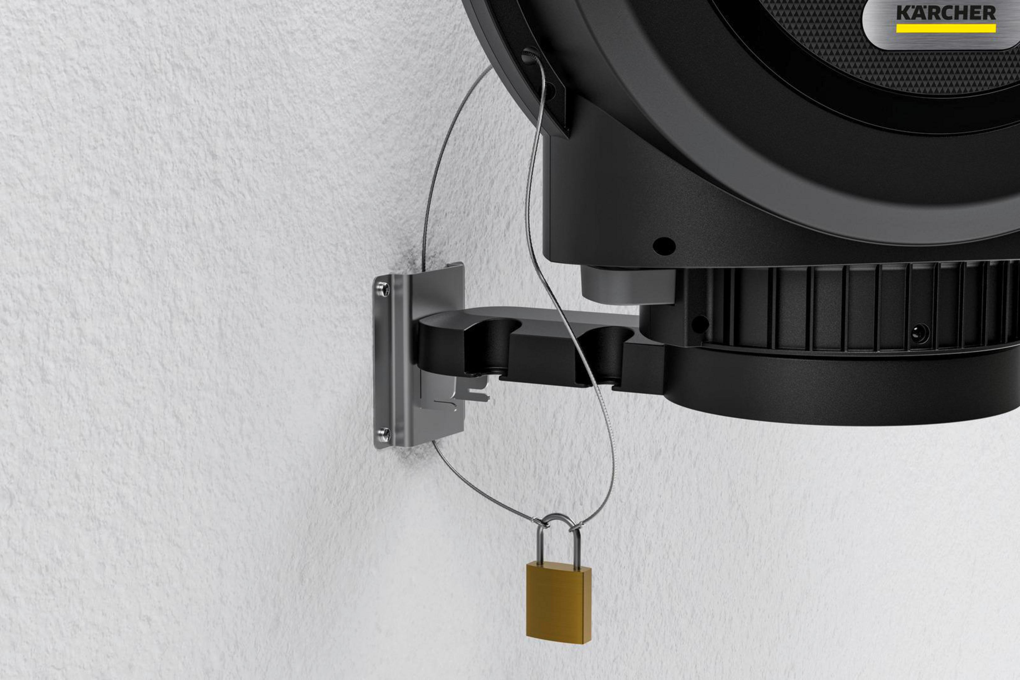Ein goldfarbenes Vorhängeschloss sichert ein schwarzes Kärcher-Gerät an einer Wand.