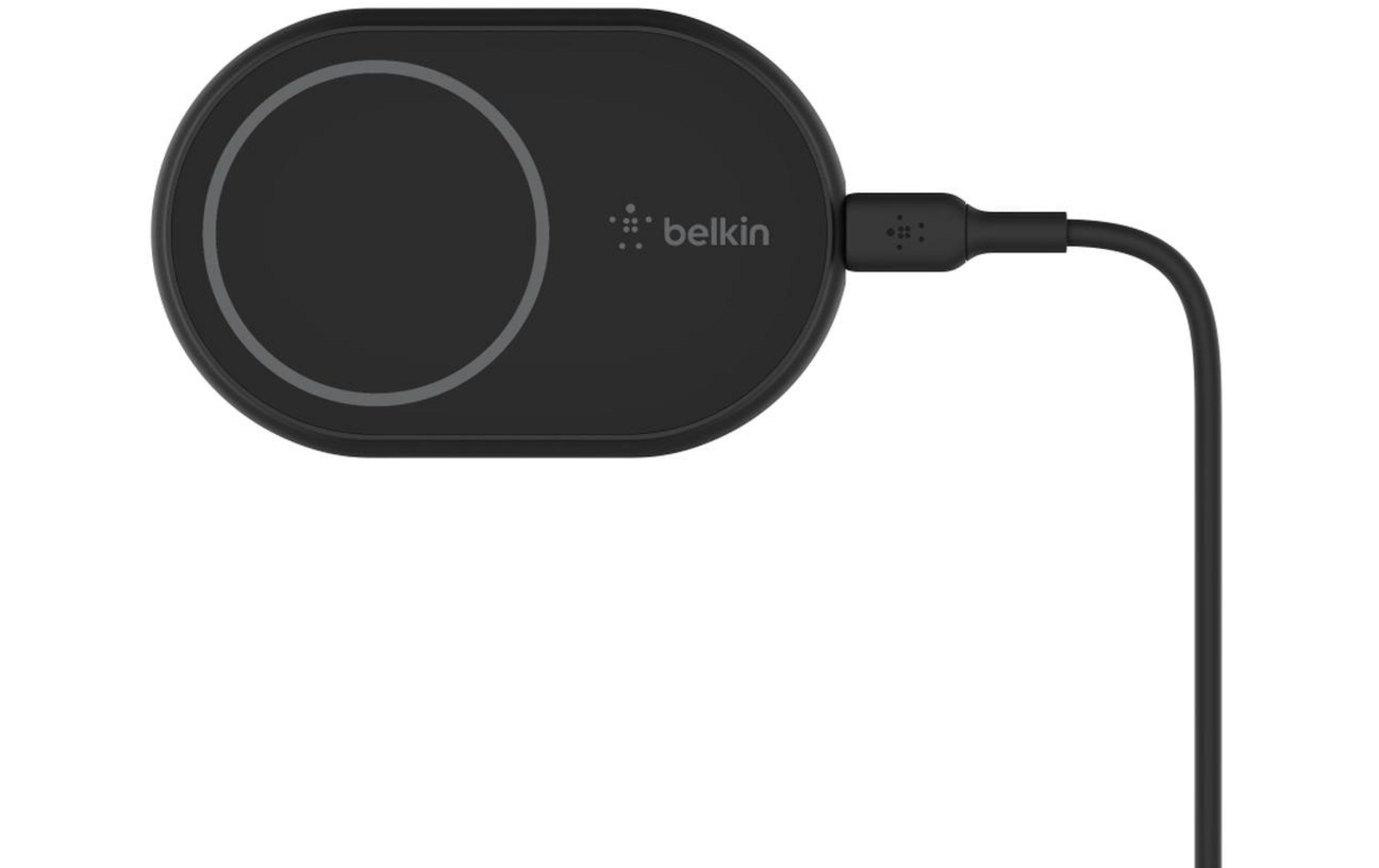 Caricatore wireless Belkin nero con cavo su sfondo bianco.