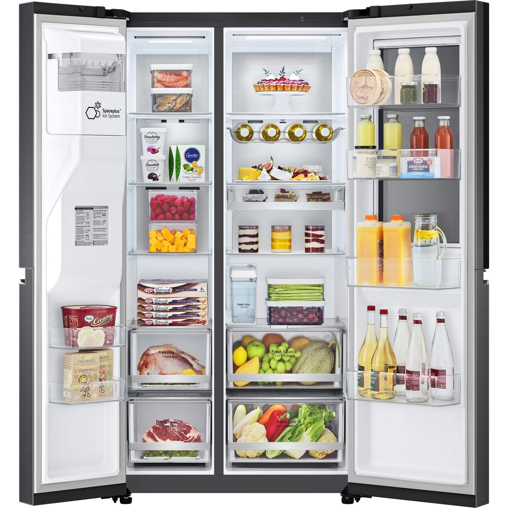 Ein offener Kühlschrank mit Lebensmitteln auf allen Fächern, darunter Obst, Gemüse, Getränke und Fertiggerichte.