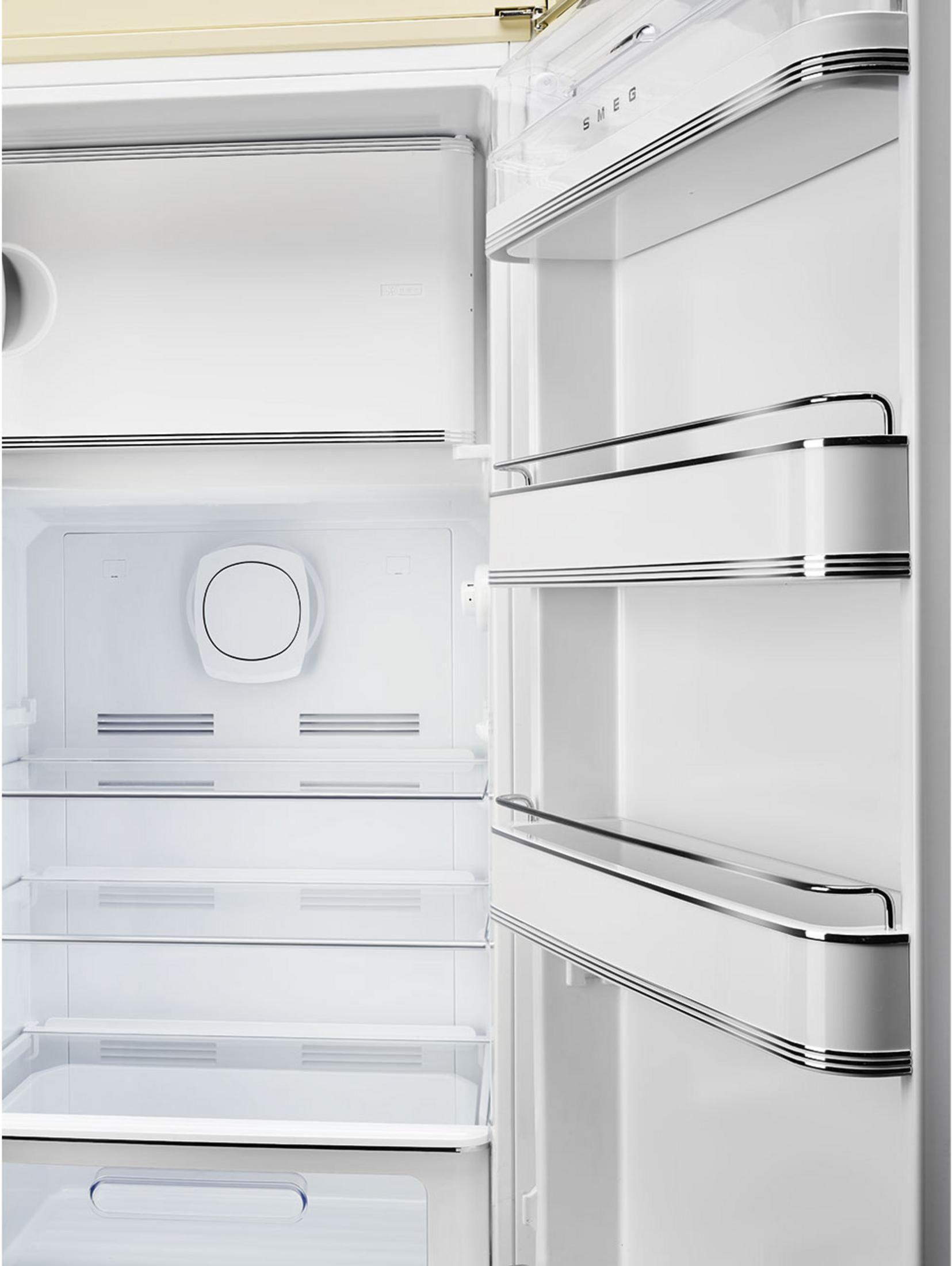 Ein weißer SMEG-Kühlschrank mit offenem Fach, Glasböden und Türfächern.