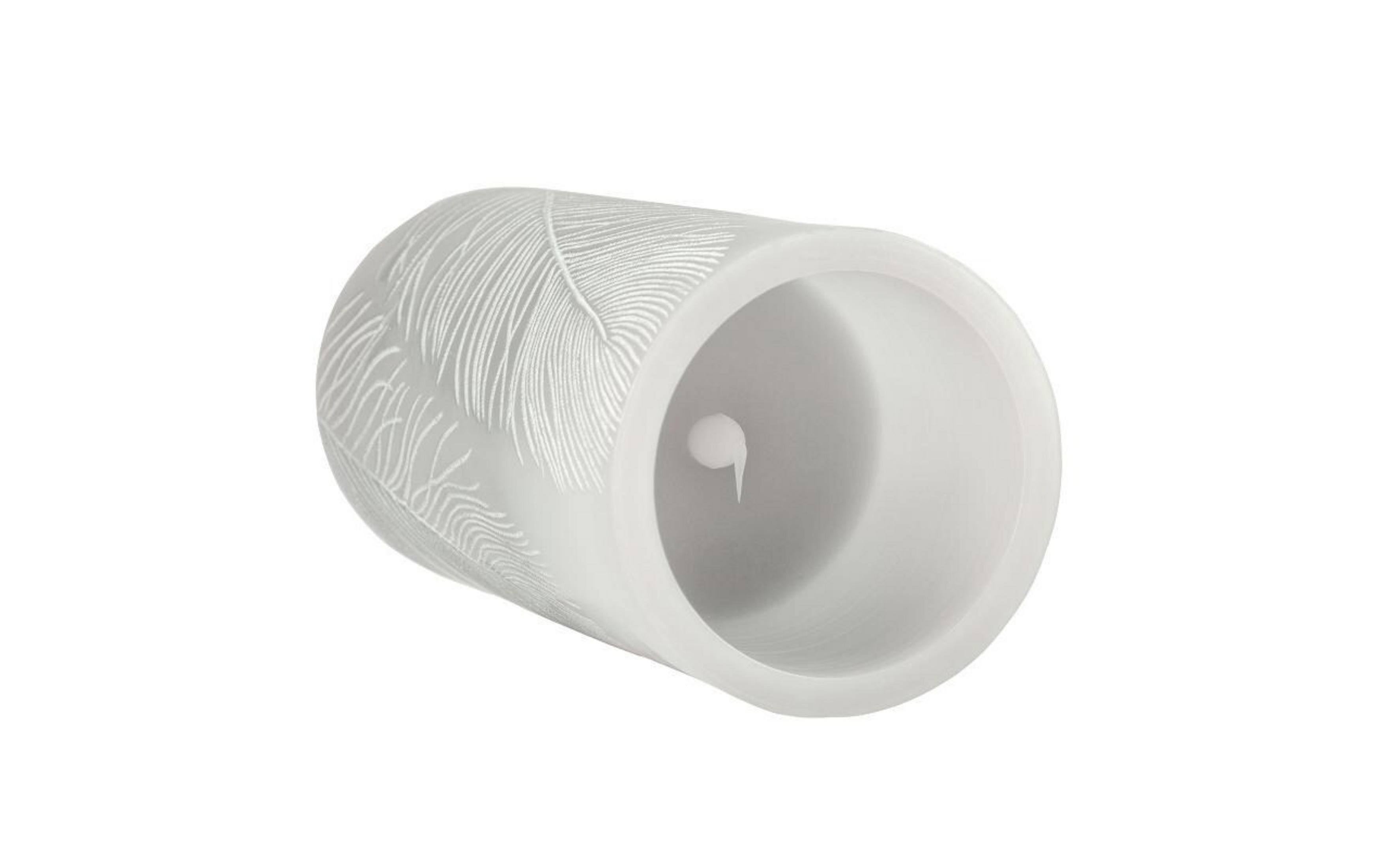 Biała świeca LED z delikatnymi, przypominającymi pióra zdobieniami.