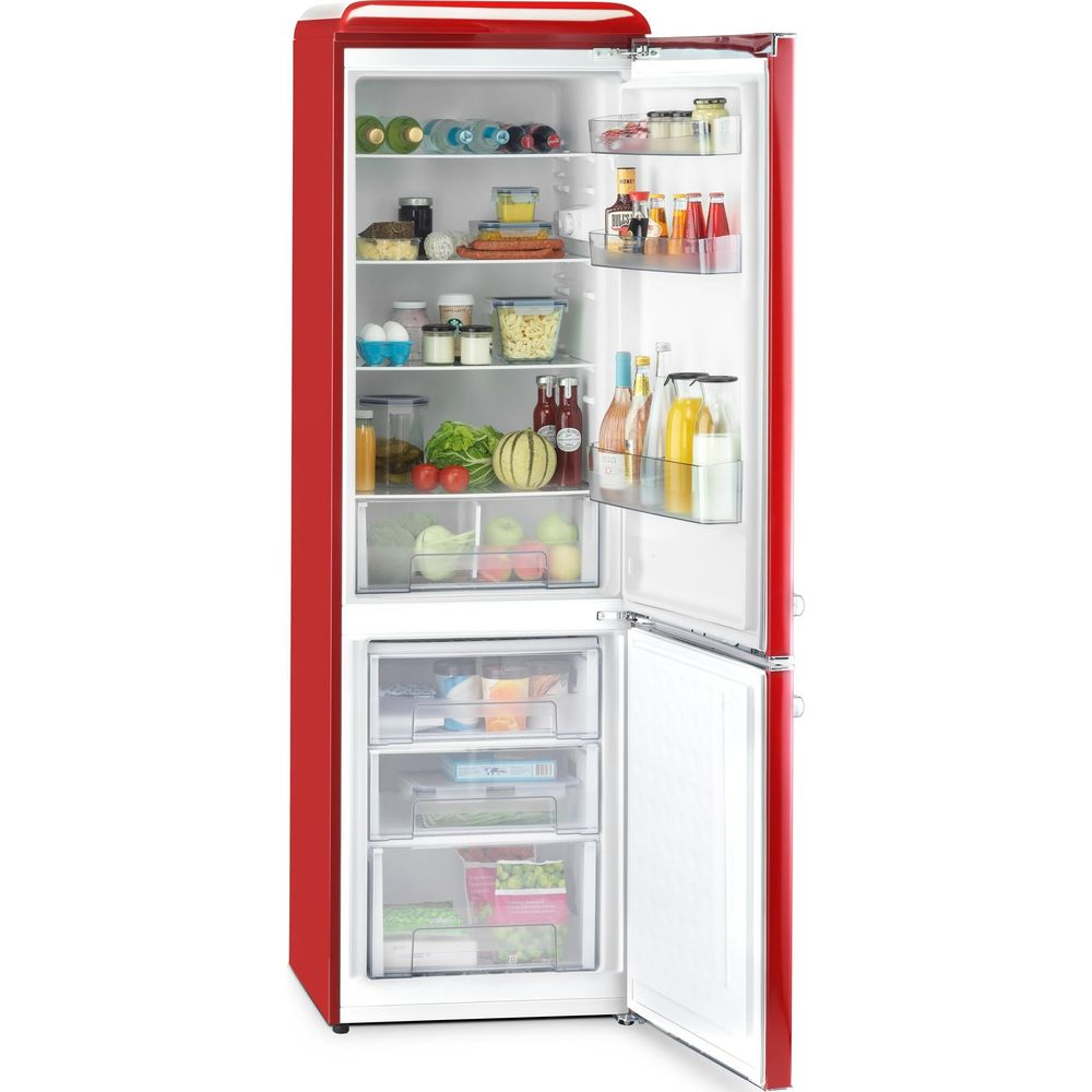 Ein offener roter Kühlschrank mit Lebensmitteln wie Flaschen, Eiern, Obst und Gemüse.