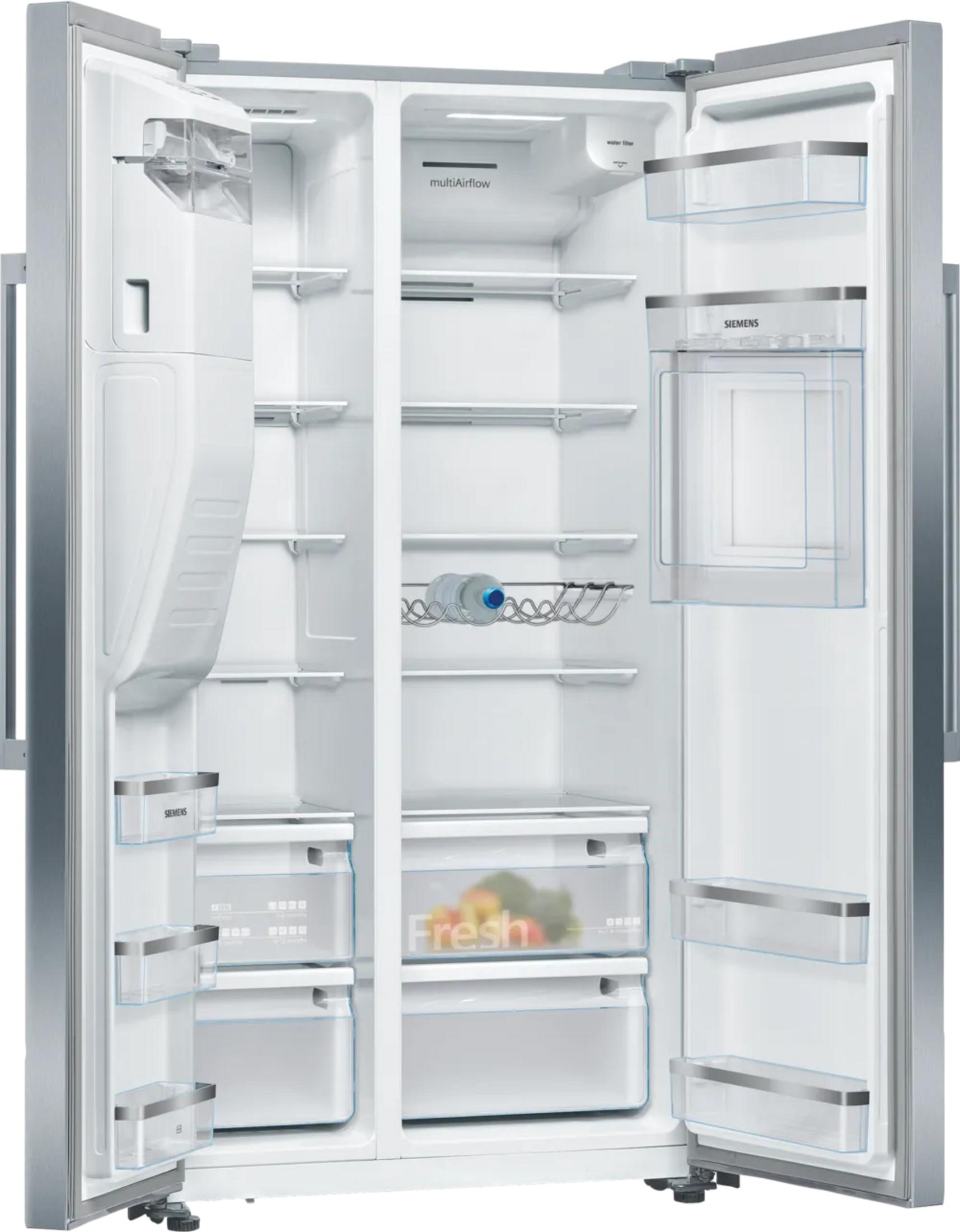 Ein offener Siemens Kühlschrank mit zwei Türen, gefüllt mit Fächern, Schubladen und einer Wasserflasche.