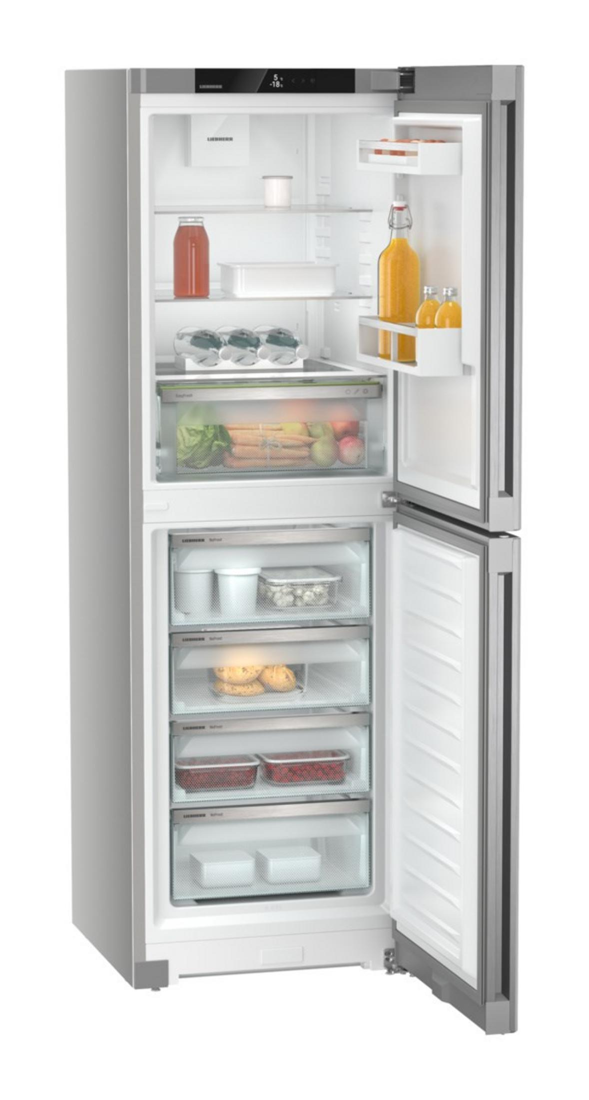 Ein offener Kühlschrank mit Lebensmitteln wie Gemüse, Obst, Flaschen und Behältern.
