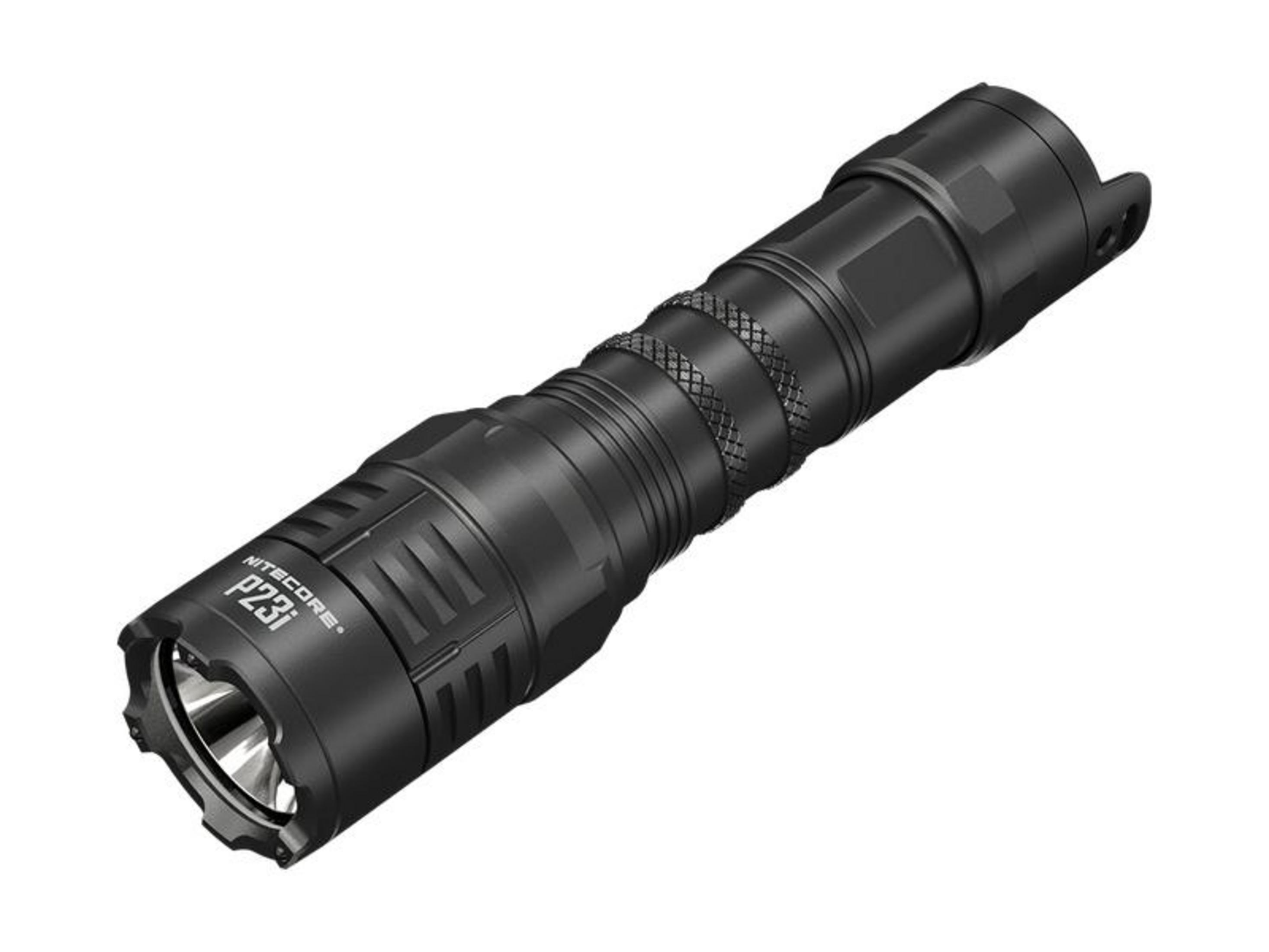 Czarna, cylindryczna latarka z rowkami i napisem NITECORE P23i.