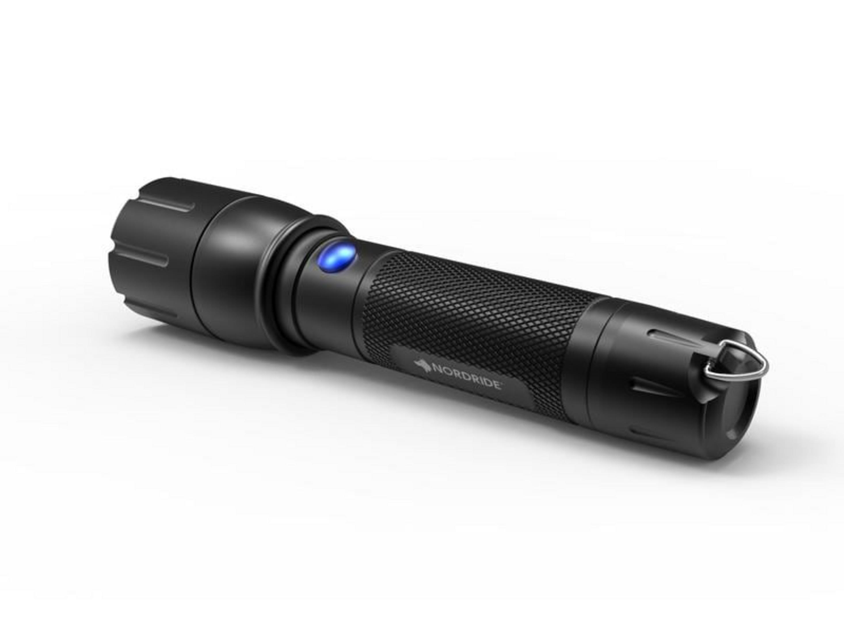 Lampe de poche noire avec bouton bleu et passant pour lanière sur fond blanc.