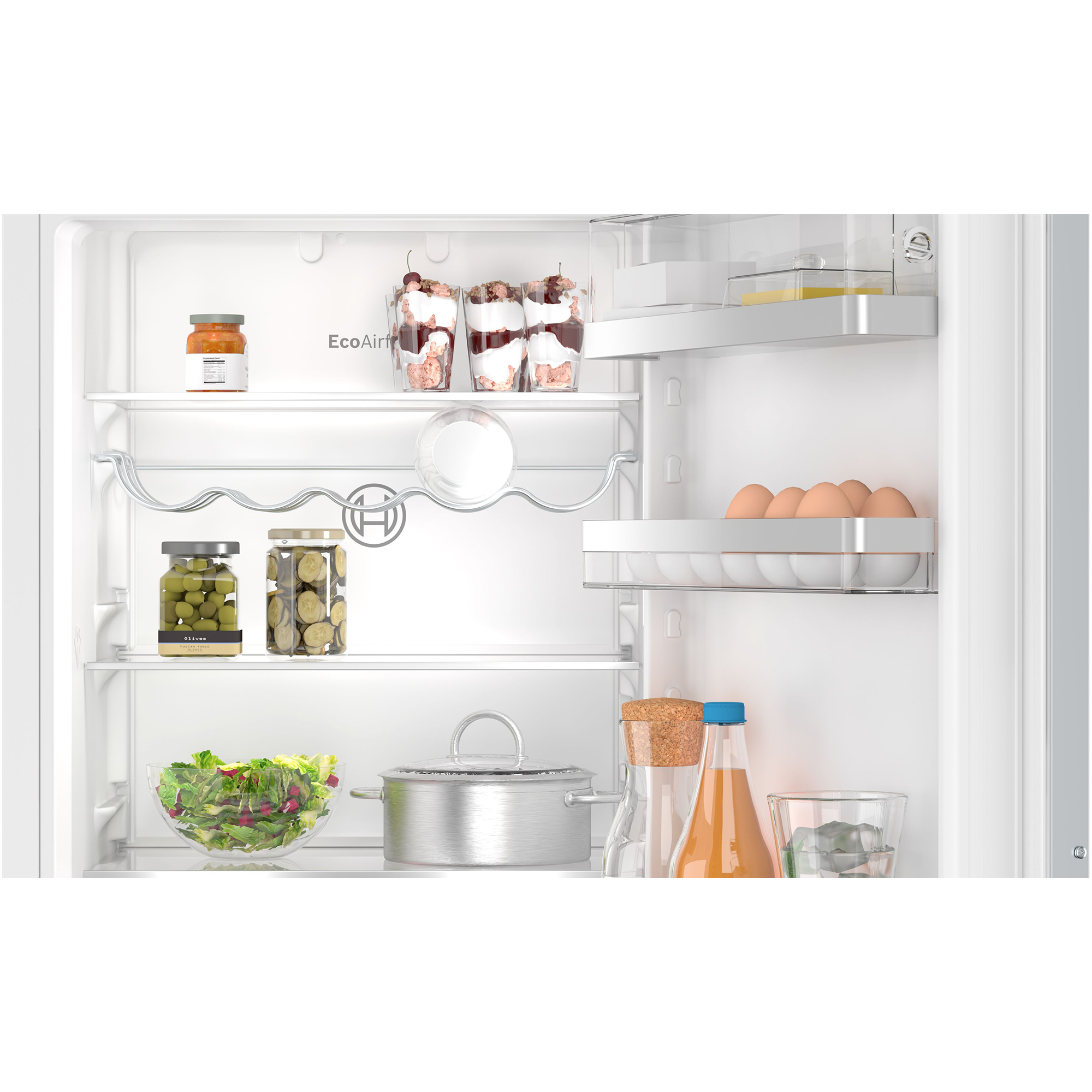 Gefüllte Gläser, Eier, Salat, Topf und Getränke im Kühlschrank.