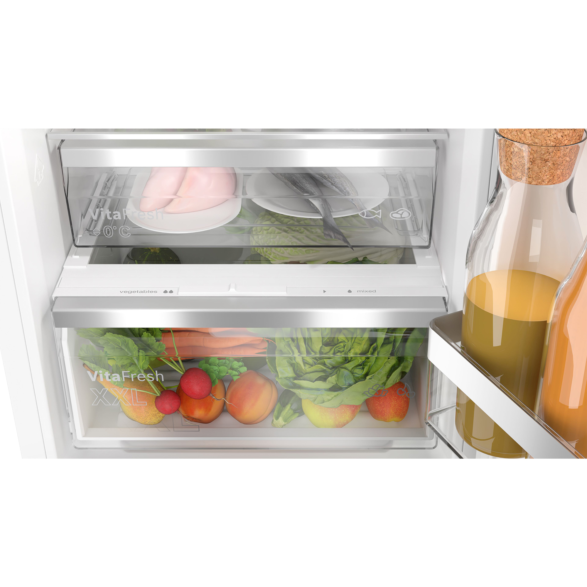 Gefrierschrank mit zwei Schubladen, gefüllt mit Fleisch, Fisch und frischem Obst und Gemüse.