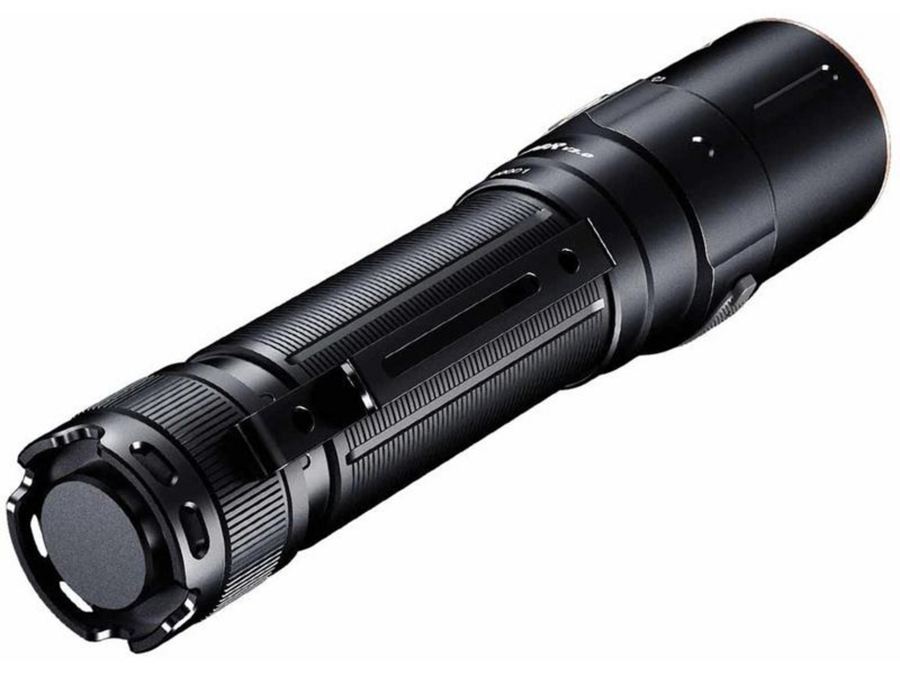Czarna latarka z żebrami i klipsem leży na białym tle.