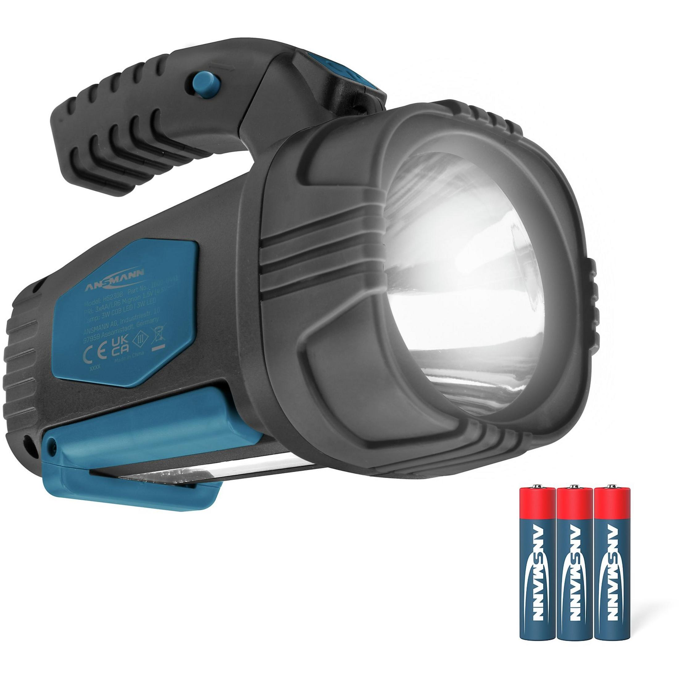 Czarna latarka z niebieskim uchwytem i trzema bateriami obok.