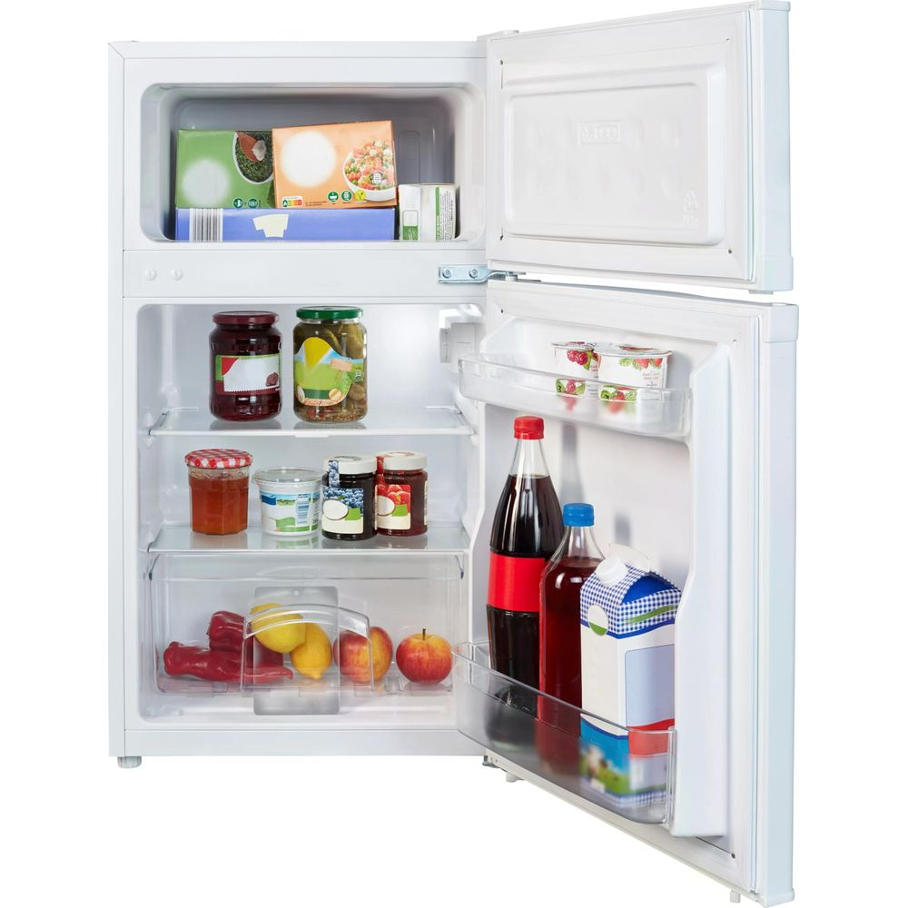 Ein offener weißer Kühlschrank mit Lebensmitteln wie Marmelade, Gurken, Obst, Gemüse und Getränken.