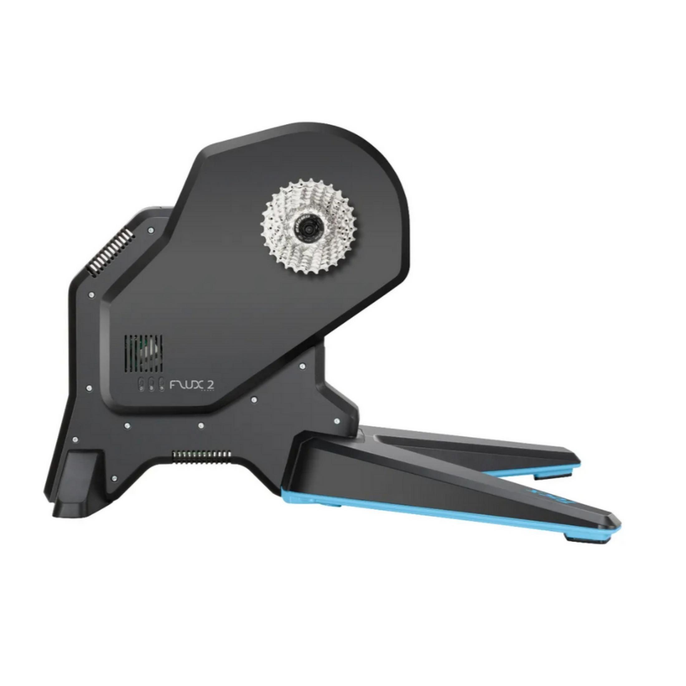 Dispositivo trainer per bicicletta nero con cassetta e accenti blu su sfondo bianco.