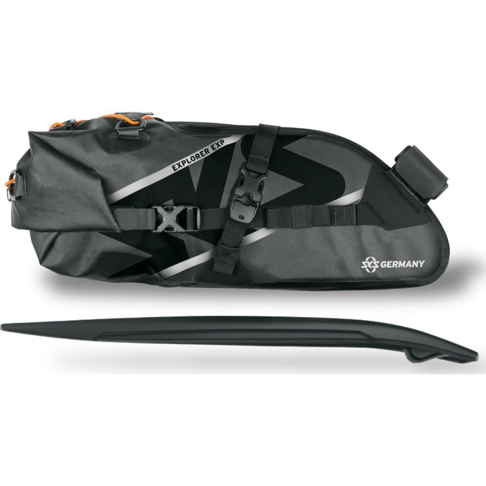 Sacoche de selle grise avec inscriptions "EXPLORER EXP" et "GERMANY", à côté d'un porte-bagages noir.