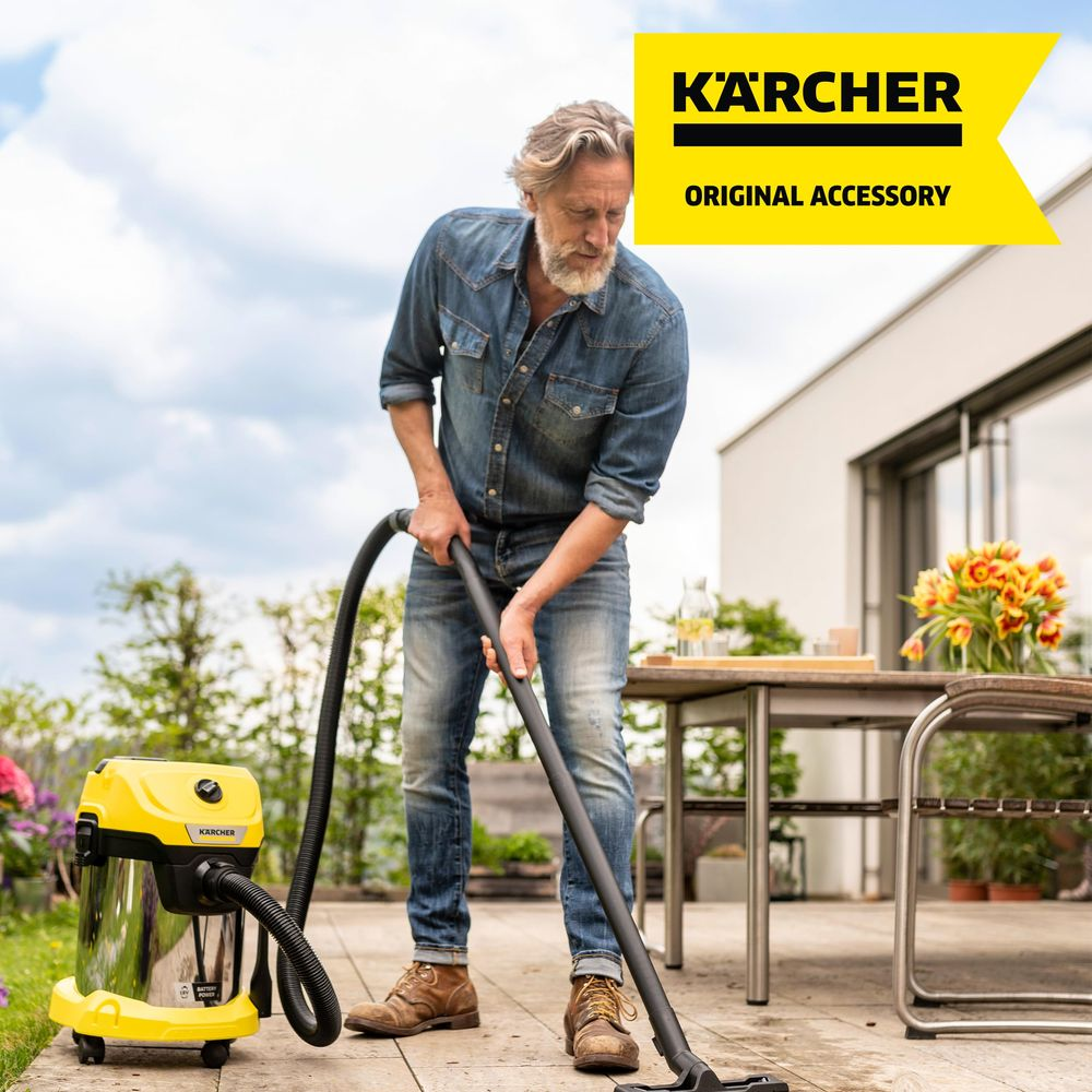 Uomo aspira terrazzo con aspirapolvere Kärcher giallo.